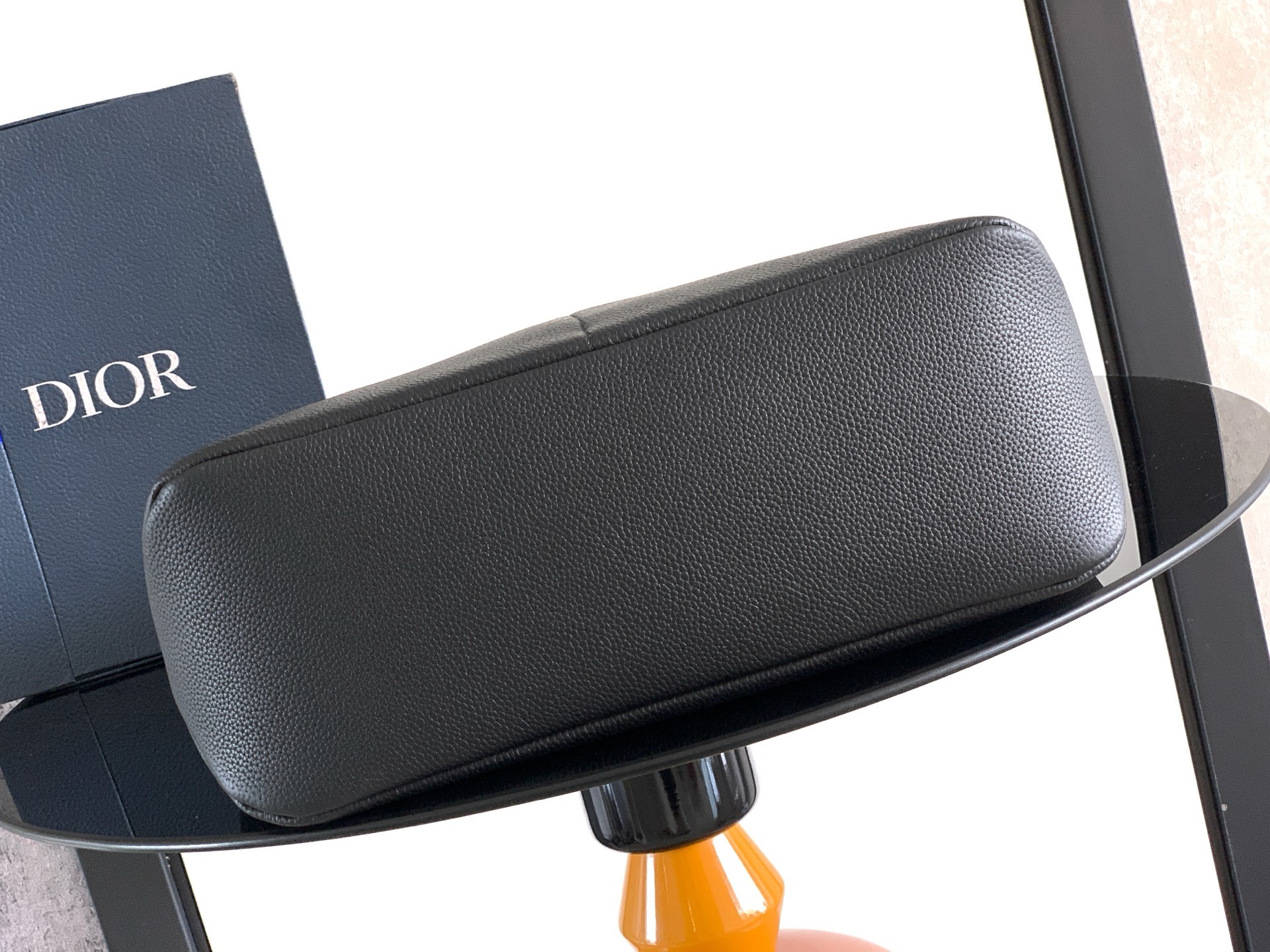 这款 Dior Privé 手袋是二零二五秋季男装系列新品,精致典雅。采用黑色 Dior Icons 牛