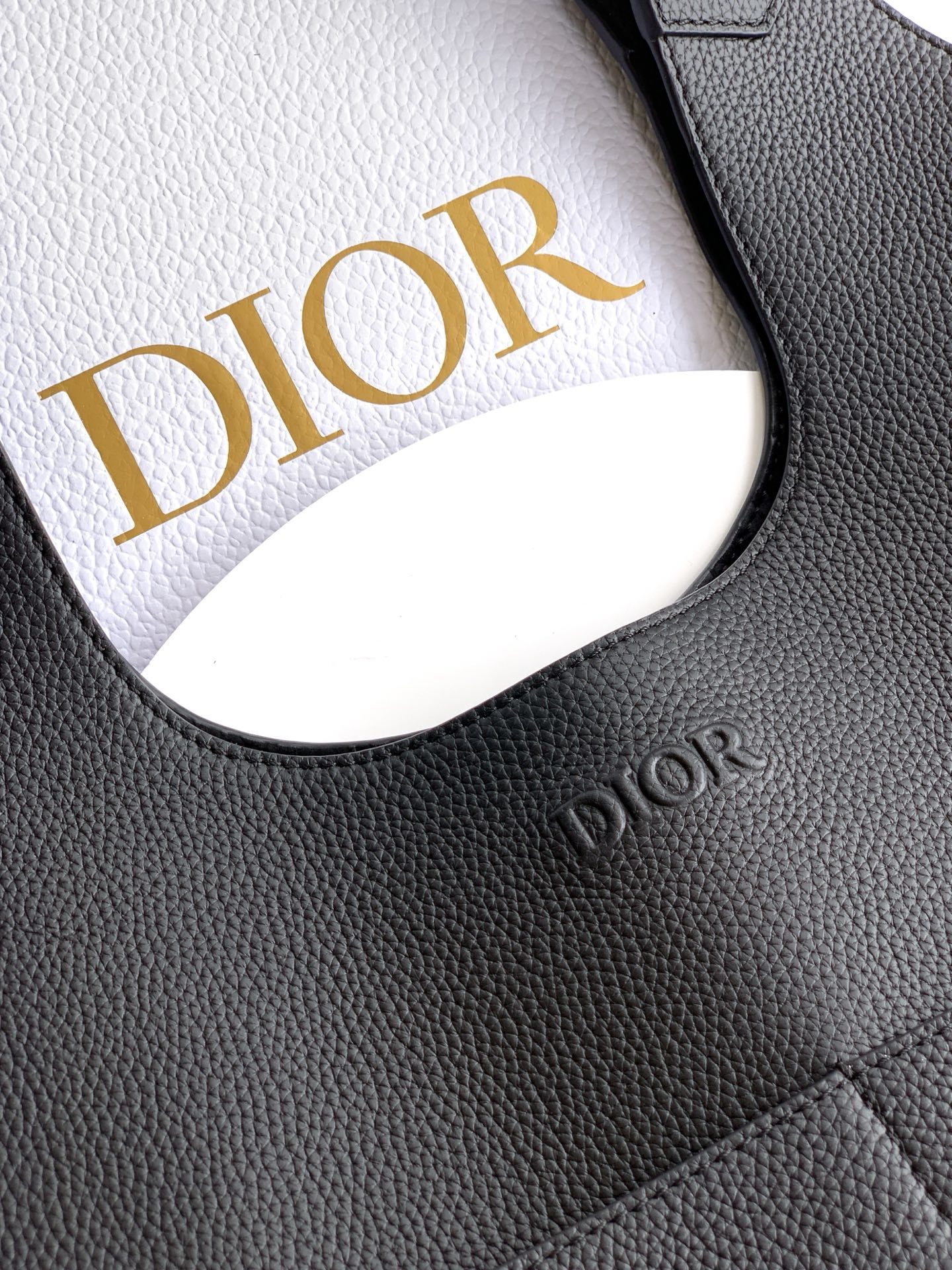 这款 Dior Privé 手袋是二零二五秋季男装系列新品,精致典雅。采用黑色 Dior Icons 牛