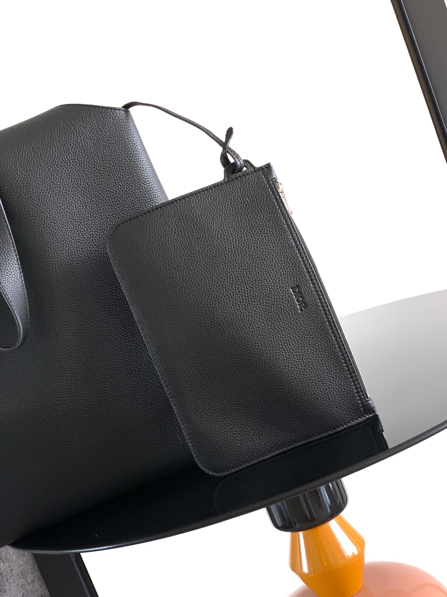 这款 Dior Privé 手袋是二零二五秋季男装系列新品,精致典雅。采用黑色 Dior Icons 牛