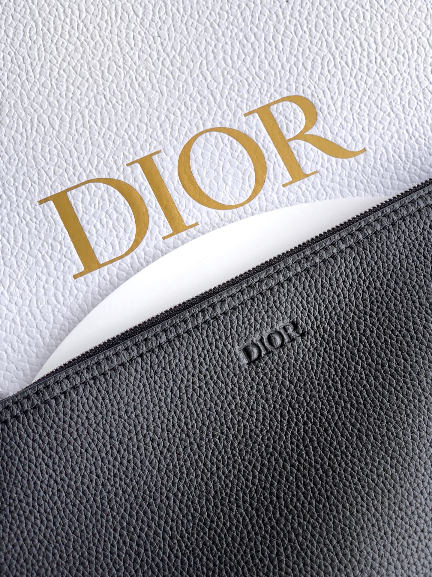 这款 Dior Privé 手袋是二零二五秋季男装系列新品,精致典雅。采用黑色 Dior Icons 牛