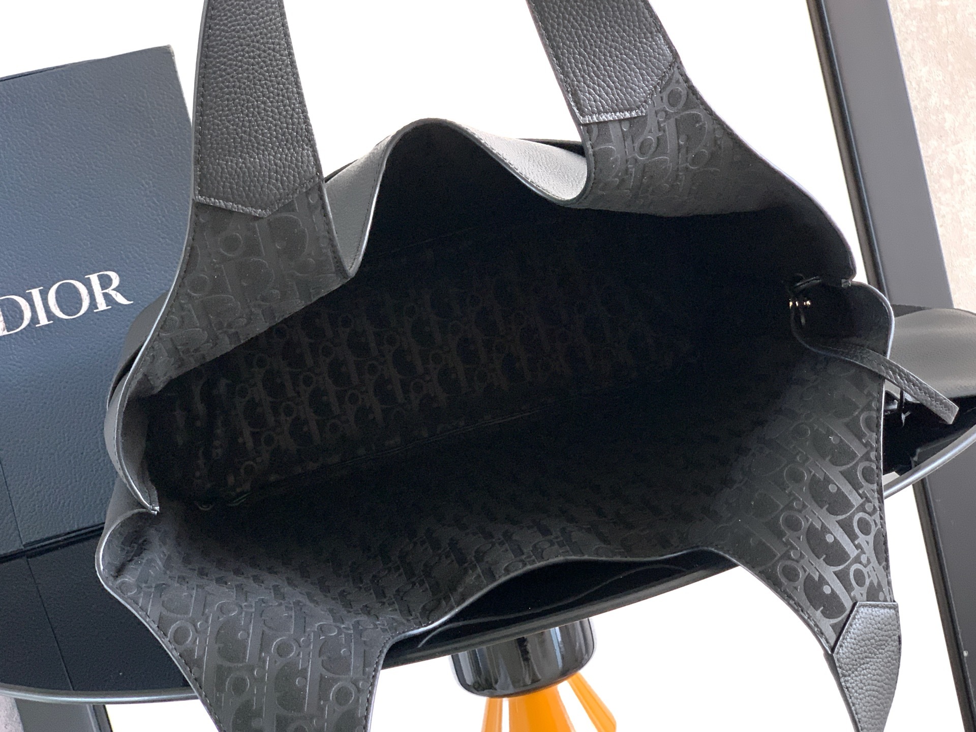 这款 Dior Privé 手袋是二零二五秋季男装系列新品,精致典雅。采用黑色 Dior Icons 牛