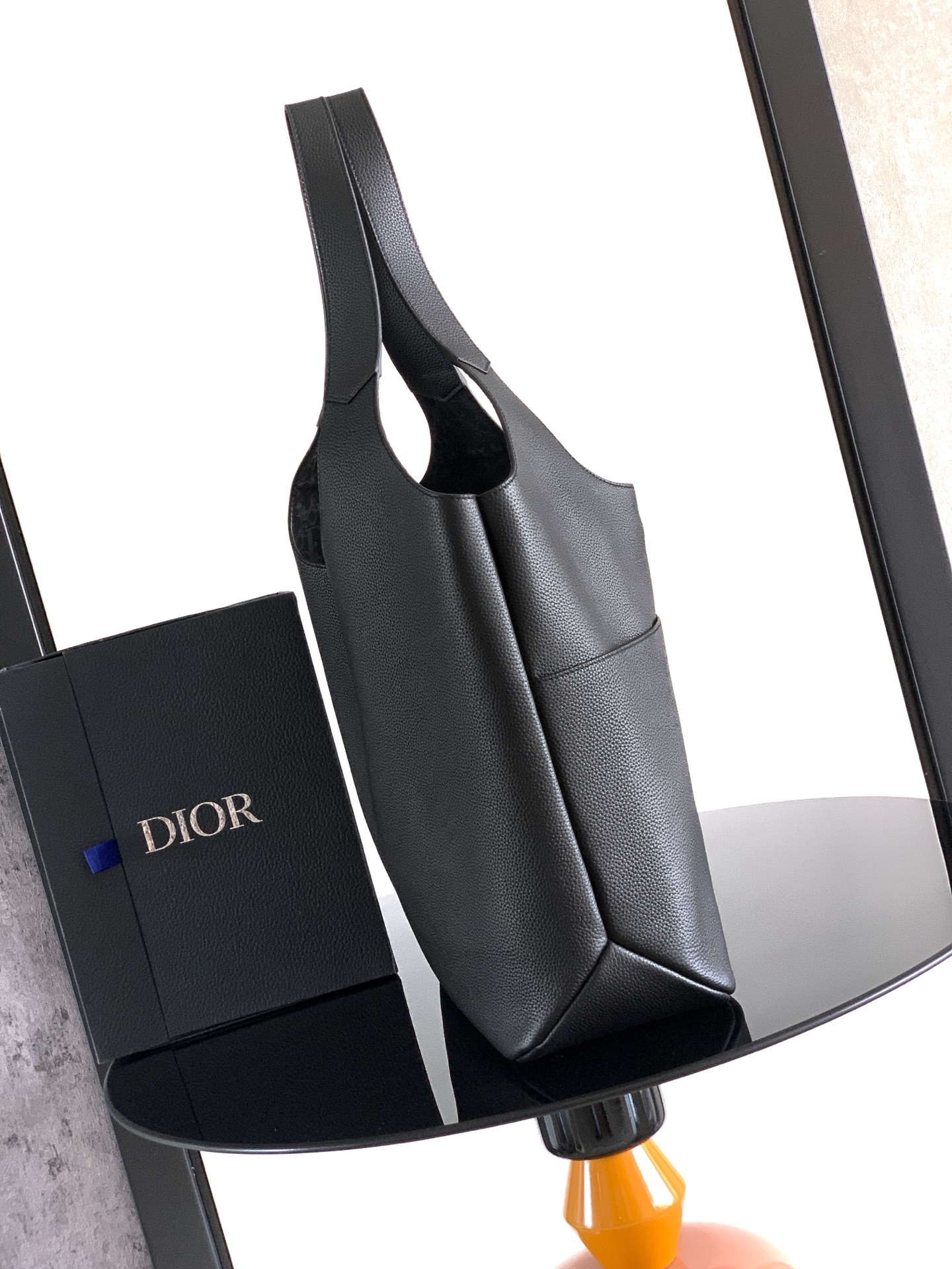 这款 Dior Privé 手袋是二零二五秋季男装系列新品,精致典雅。采用黑色 Dior Icons 牛