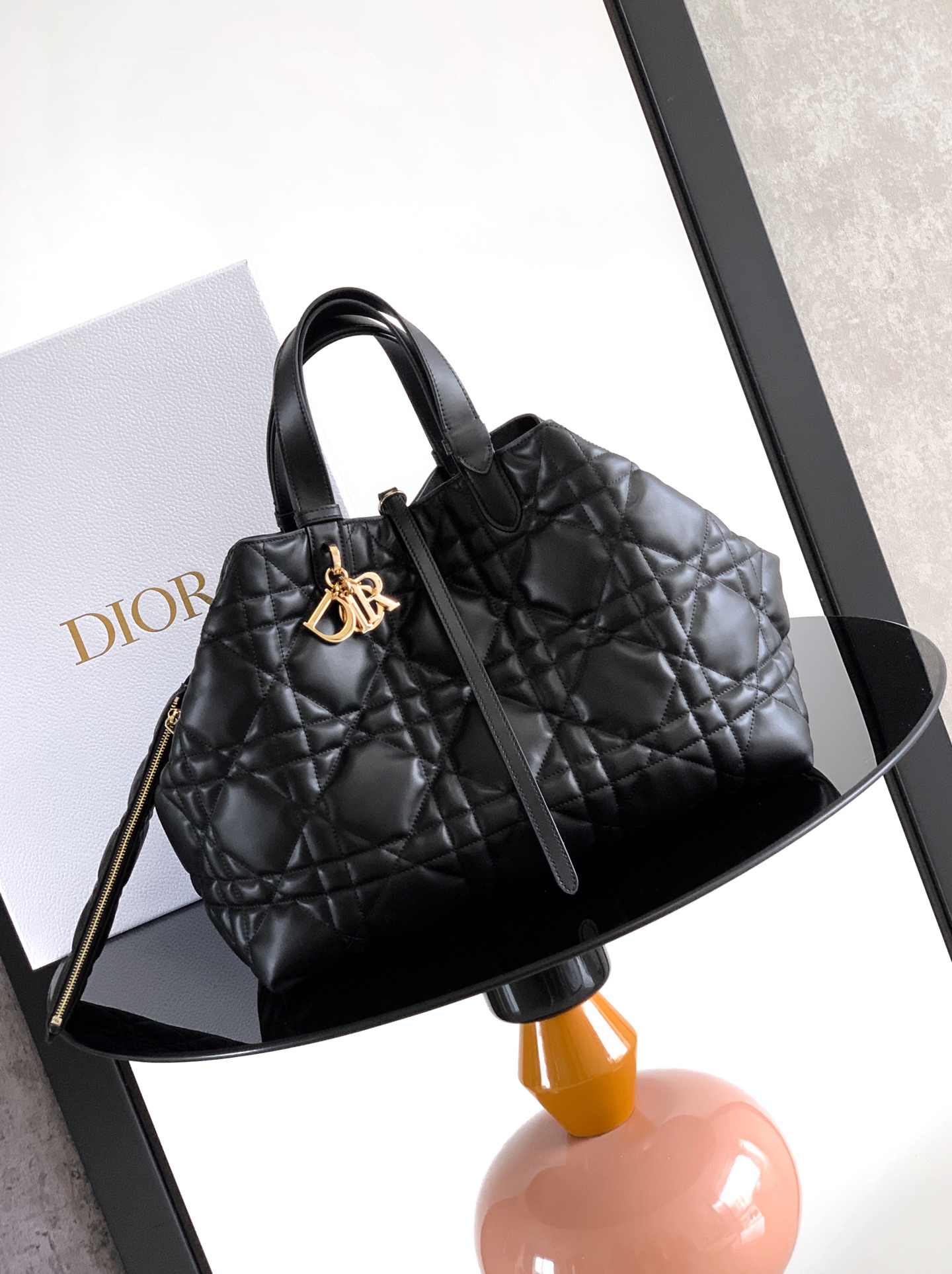 Este bolso Dior Toujours es a la vez informal y práctico con un toque diferente. Cuidadosamente confeccionados en cuero…
