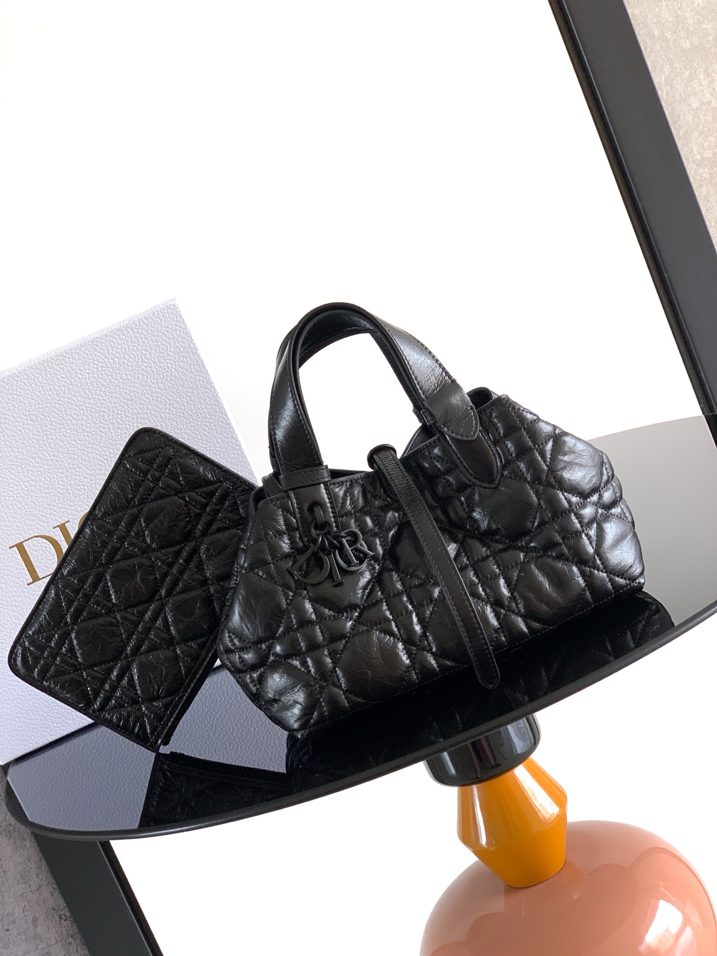 Este bolso Dior Toujours es a la vez informal y práctico con un toque diferente. Cuidadosamente confeccionados en cuero…