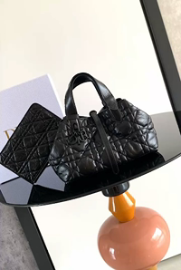 Bolso pequeño Dior Toujours con video en vivo de 23 cm