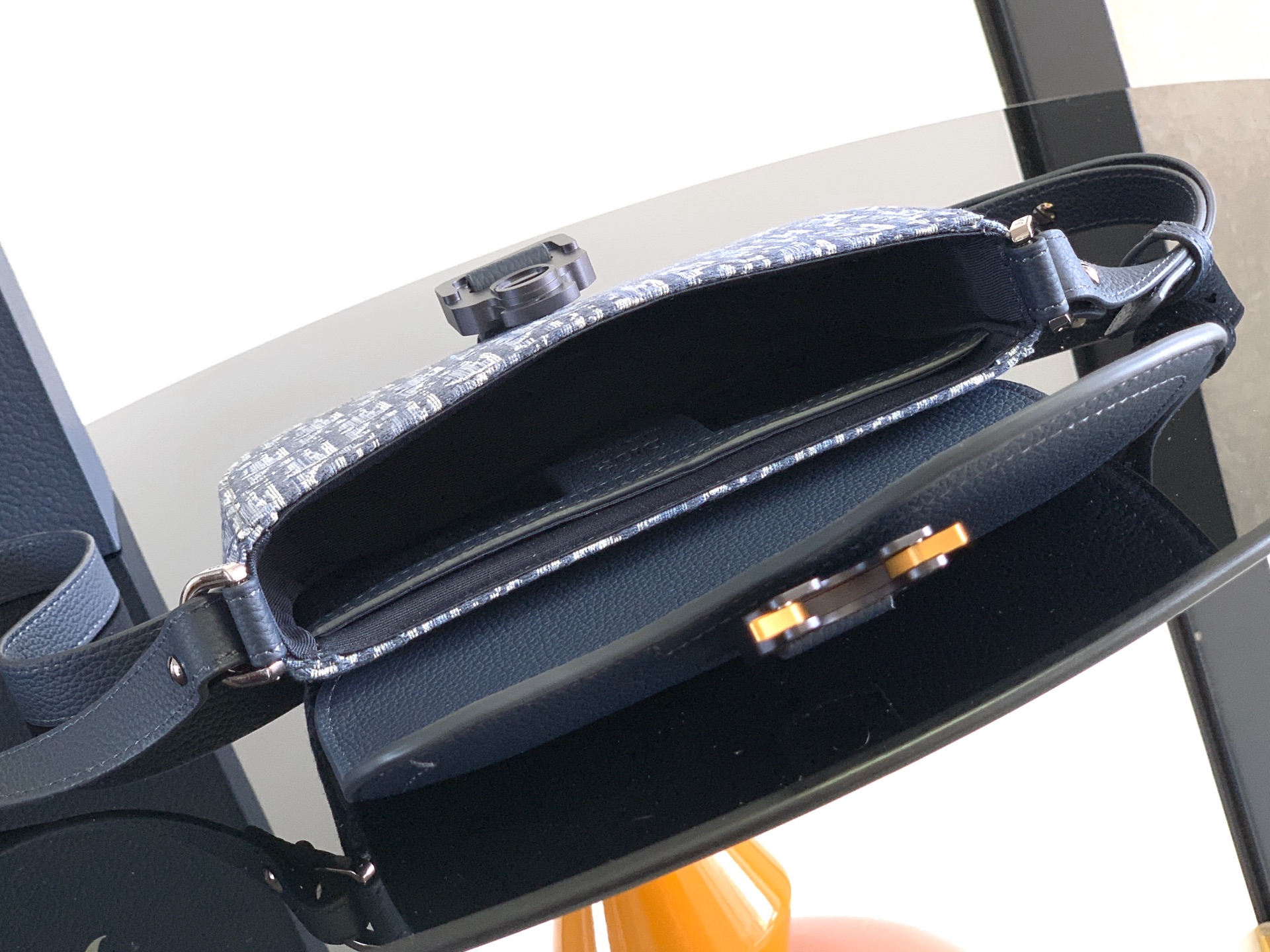 Dior dior 男包 特 (市场 )这款马鞍手拿包附有肩带 是二零二三春季男装系列推出的新款单品
