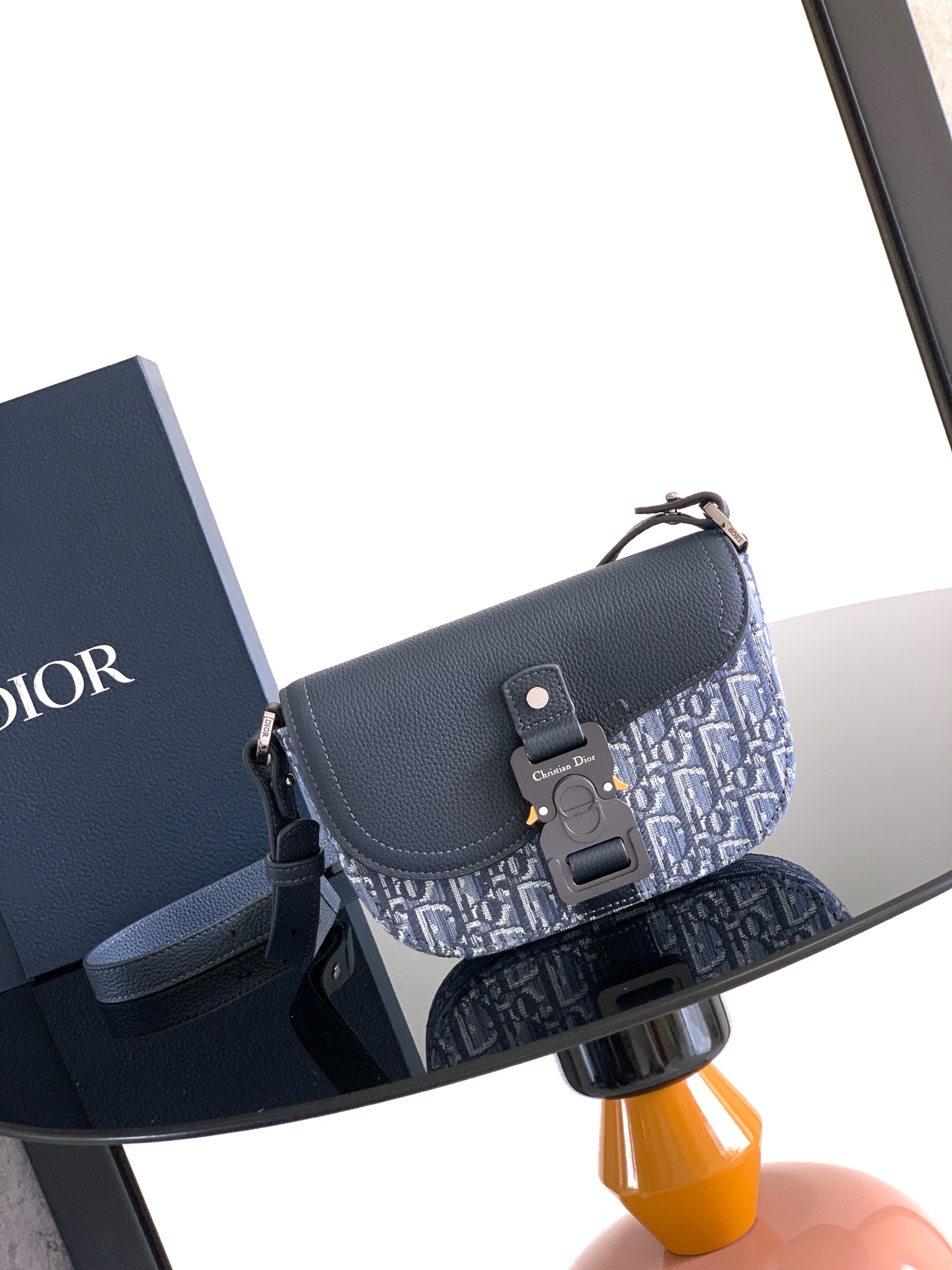 Dior dior 男包 特 (市场 )这款马鞍手拿包附有肩带 是二零二三春季男装系列推出的新款单品