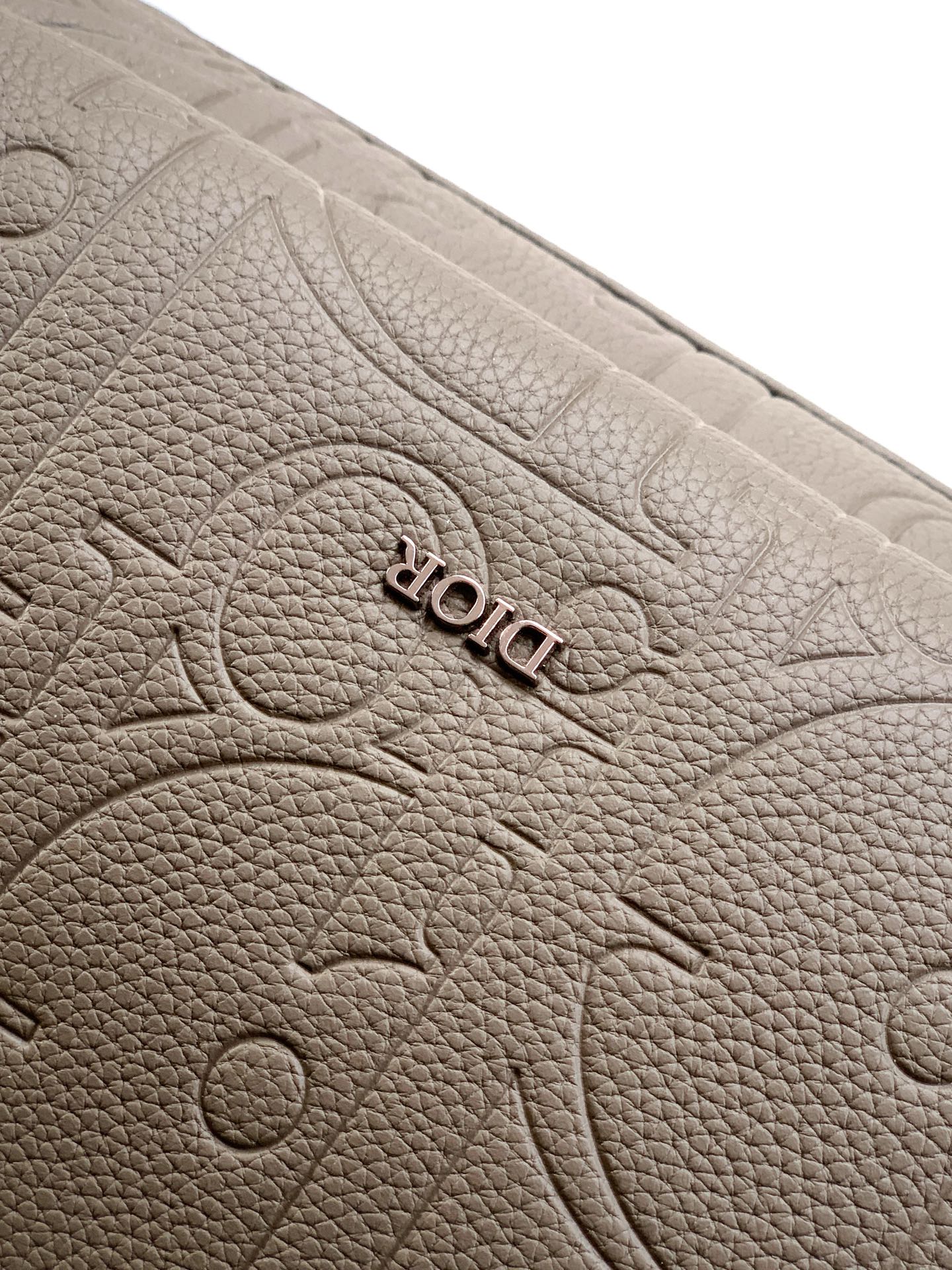 Dior 这款 Rider 2 0 双肩背包是二零二四秋季男装系列新品 为 Dior 的 单品推出全新版本
