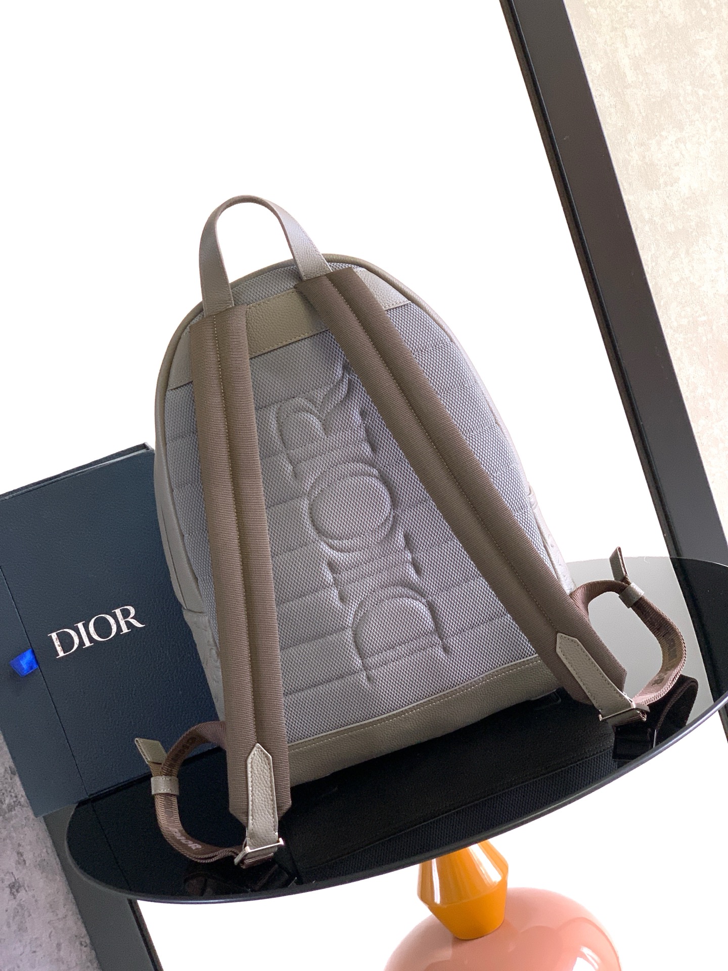 Dior 这款 Rider 2 0 双肩背包是二零二四秋季男装系列新品 为 Dior 的 单品推出全新版本