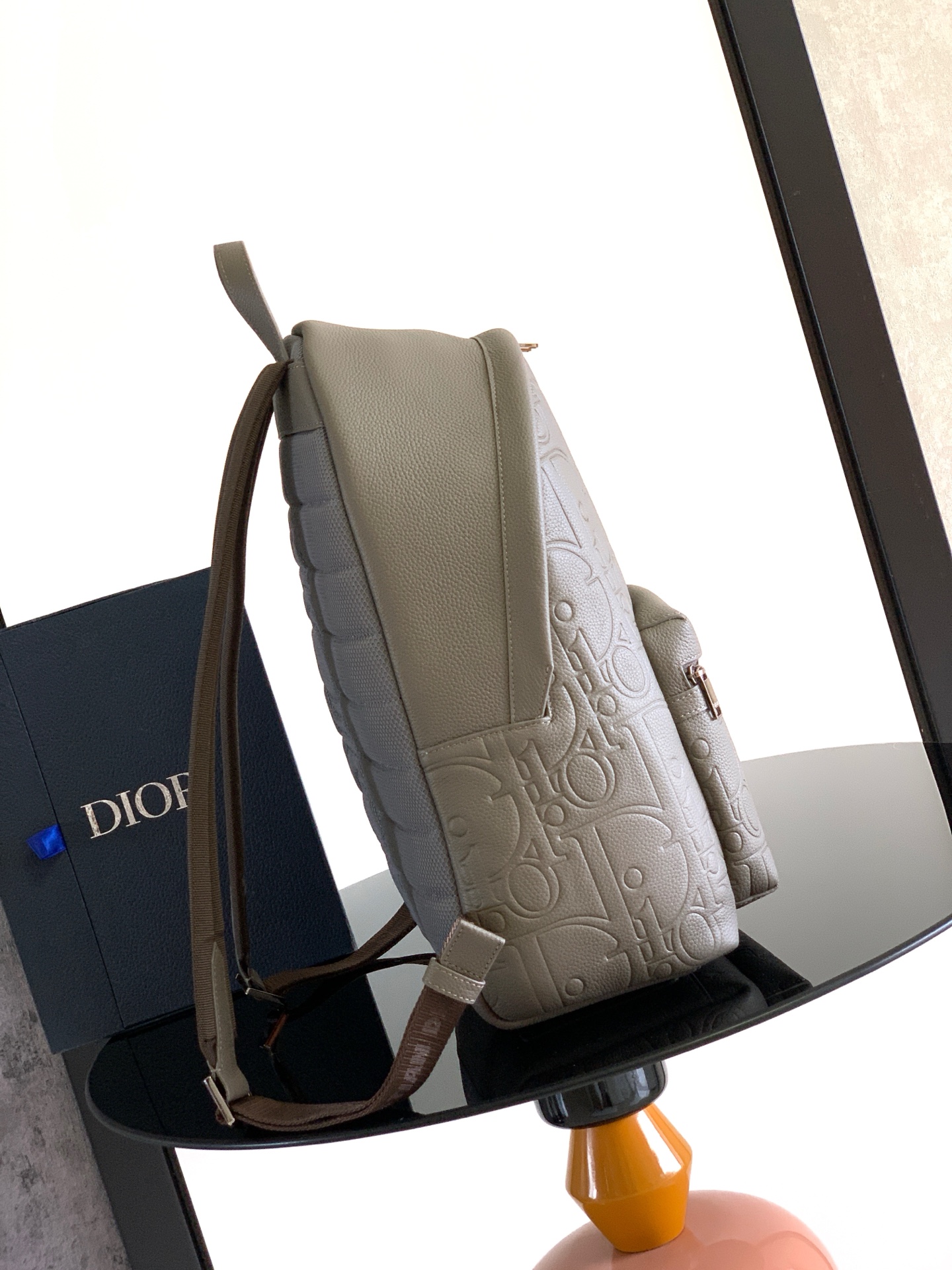 Dior 这款 Rider 2 0 双肩背包是二零二四秋季男装系列新品 为 Dior 的 单品推出全新版本