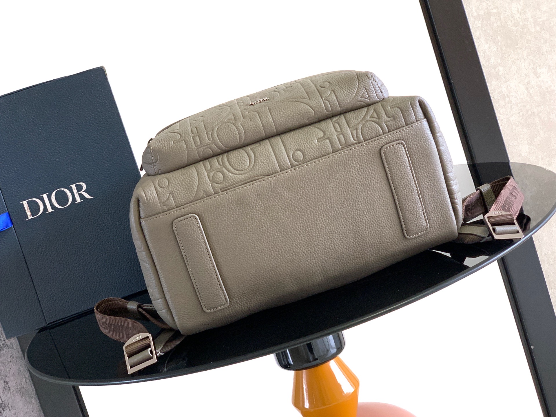 Dior 这款 Rider 2 0 双肩背包是二零二四秋季男装系列新品 为 Dior 的 单品推出全新版本