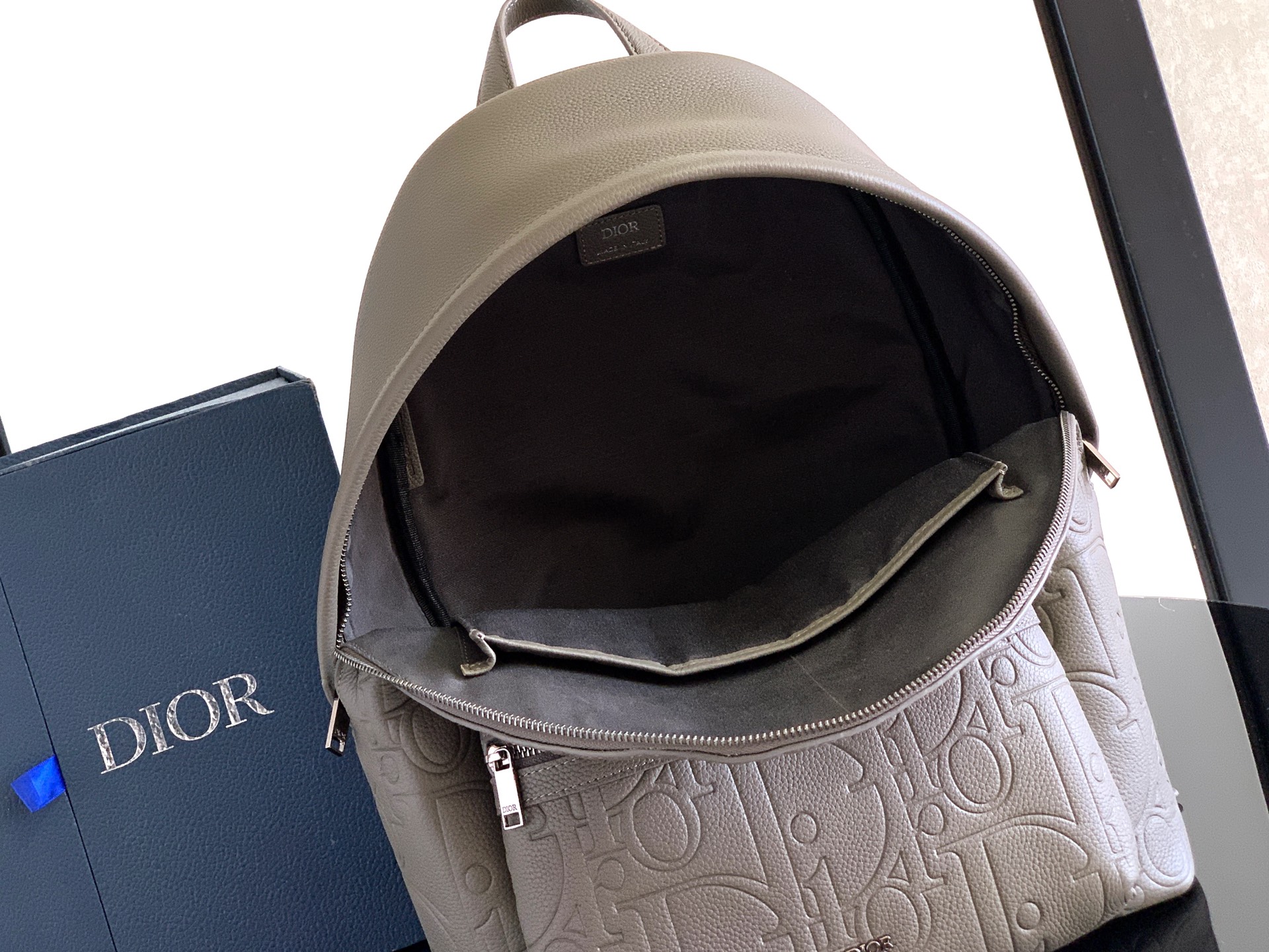 Dior 这款 Rider 2 0 双肩背包是二零二四秋季男装系列新品 为 Dior 的 单品推出全新版本