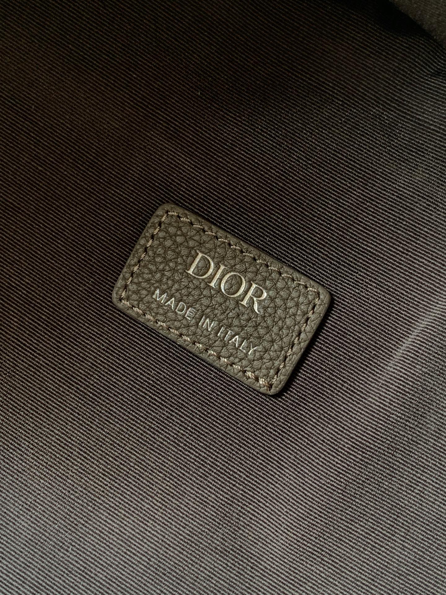 Dior 这款 Rider 2 0 双肩背包是二零二四秋季男装系列新品 为 Dior 的 单品推出全新版本