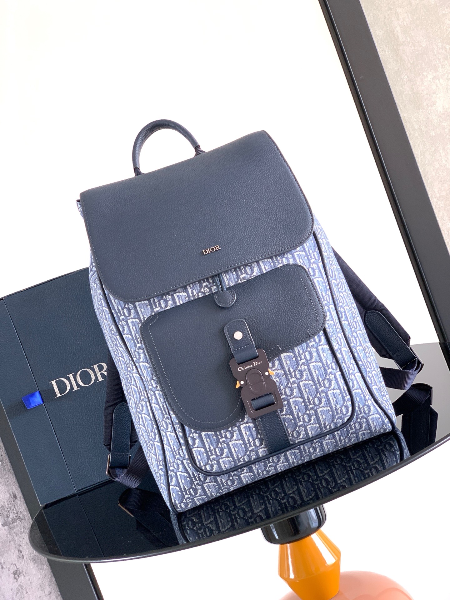 Dior 这款马鞍翻盖双肩背包采用 的原创设计