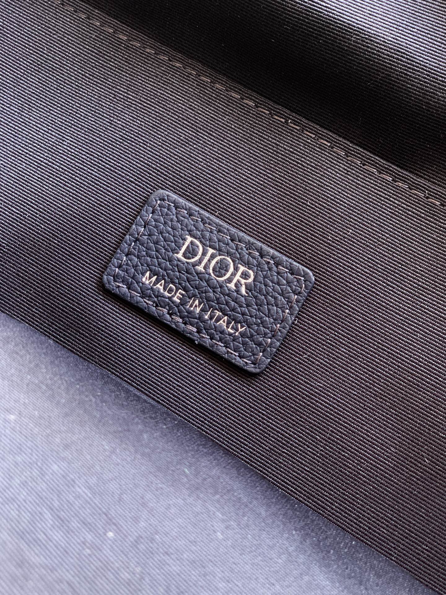 Dior 这款马鞍翻盖双肩背包采用 的原创设计