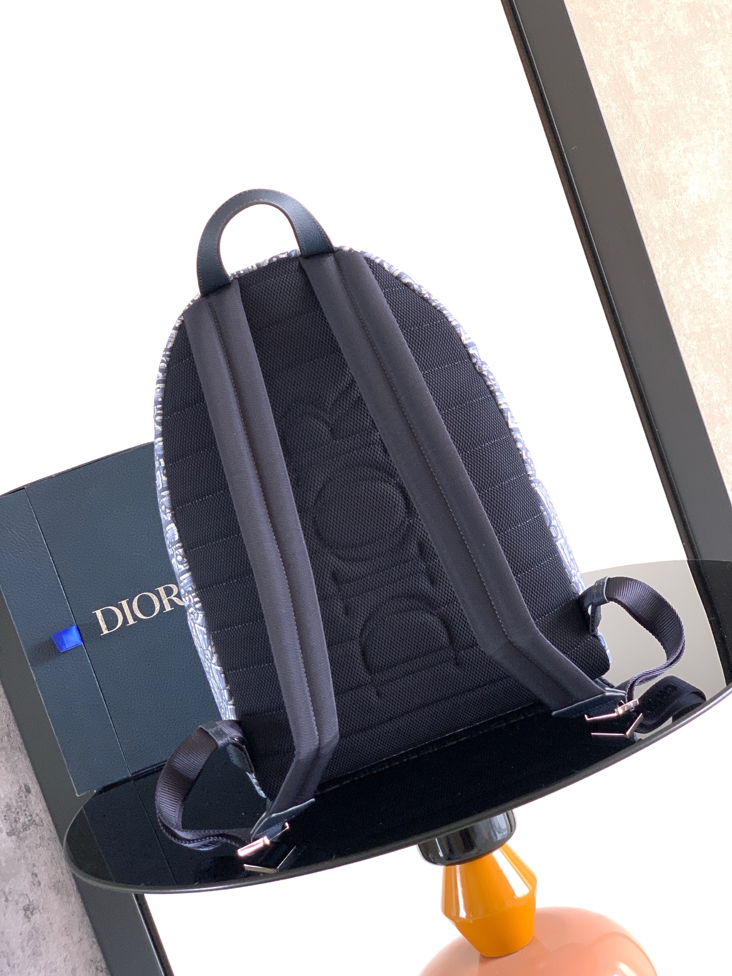 Dior 这款 Rider 双肩背包轮廓简约 的学院款式洋溢着活力 现代 采用提花面料精心制作