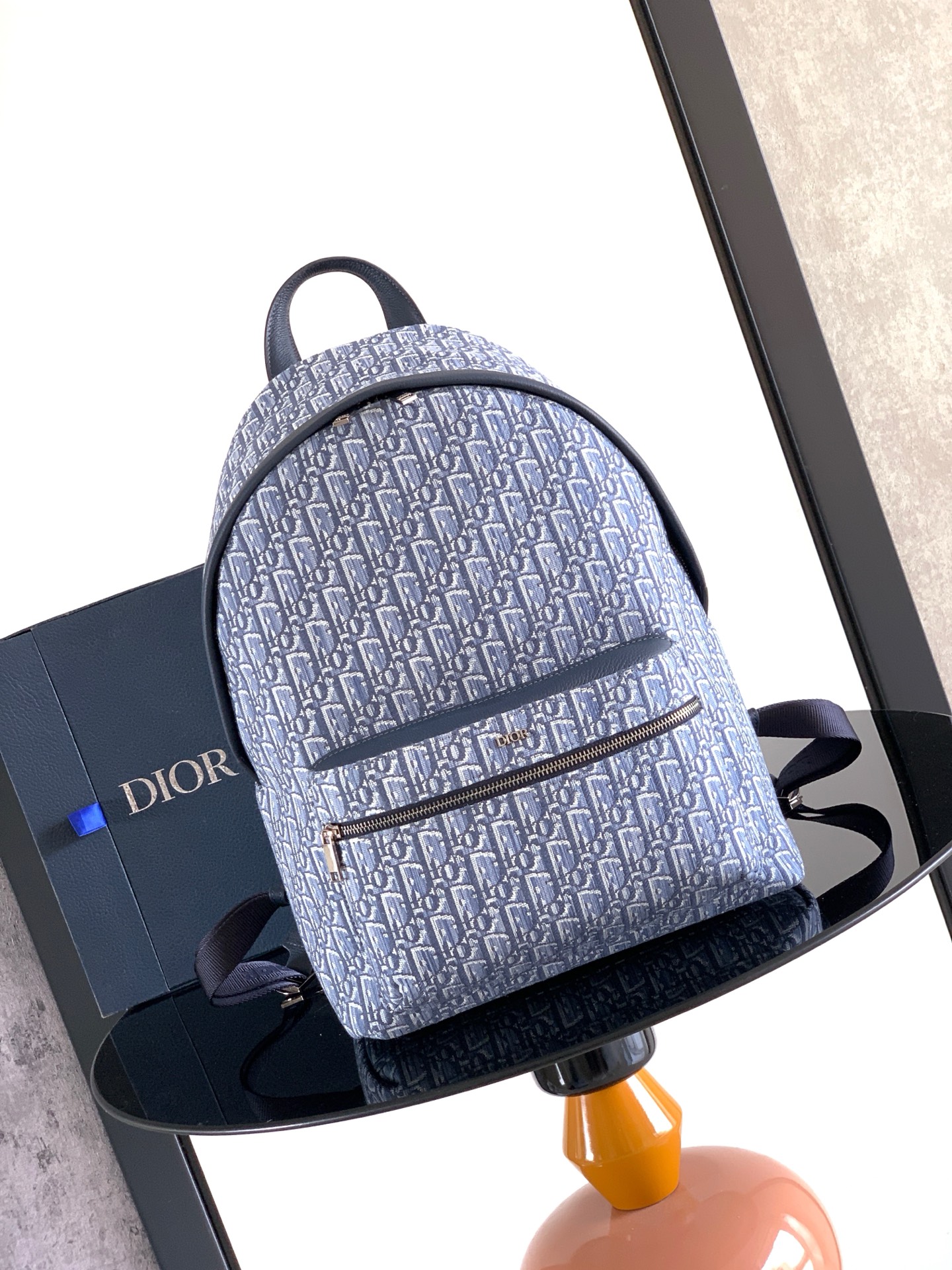 Dior 这款 Rider 双肩背包轮廓简约 的学院款式洋溢着活力 现代 采用提花面料精心制作