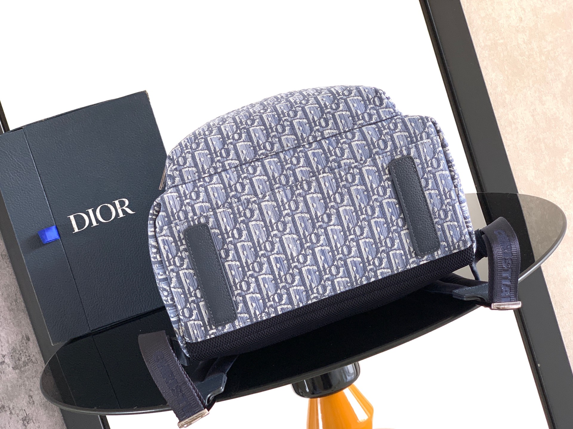 Dior 这款 Rider 双肩背包轮廓简约 的学院款式洋溢着活力 现代 采用提花面料精心制作