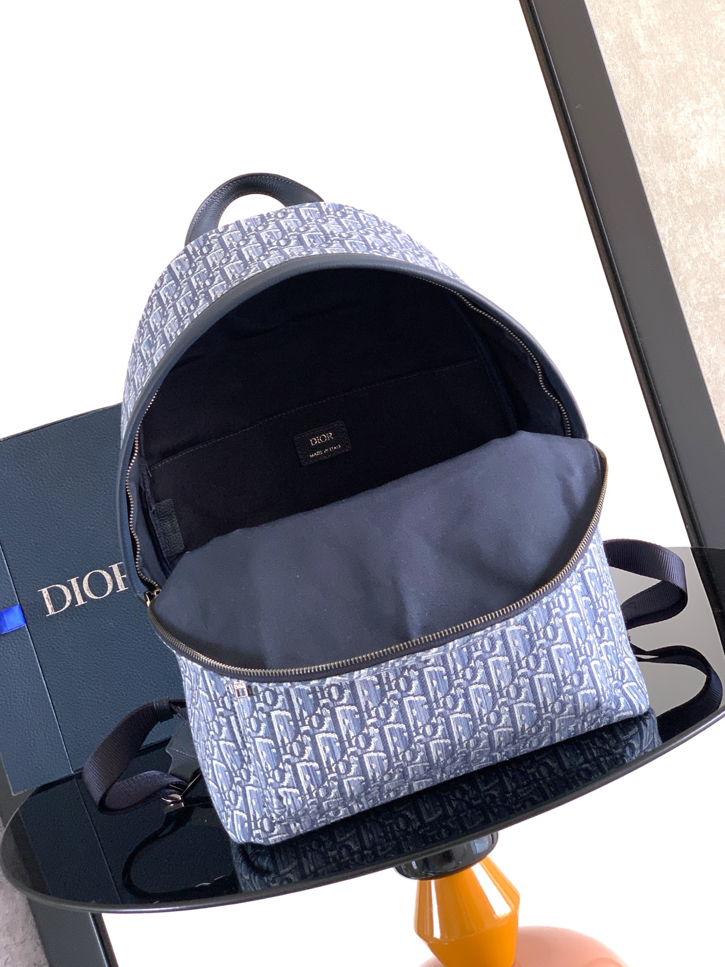 Dior 这款 Rider 双肩背包轮廓简约 的学院款式洋溢着活力 现代 采用提花面料精心制作