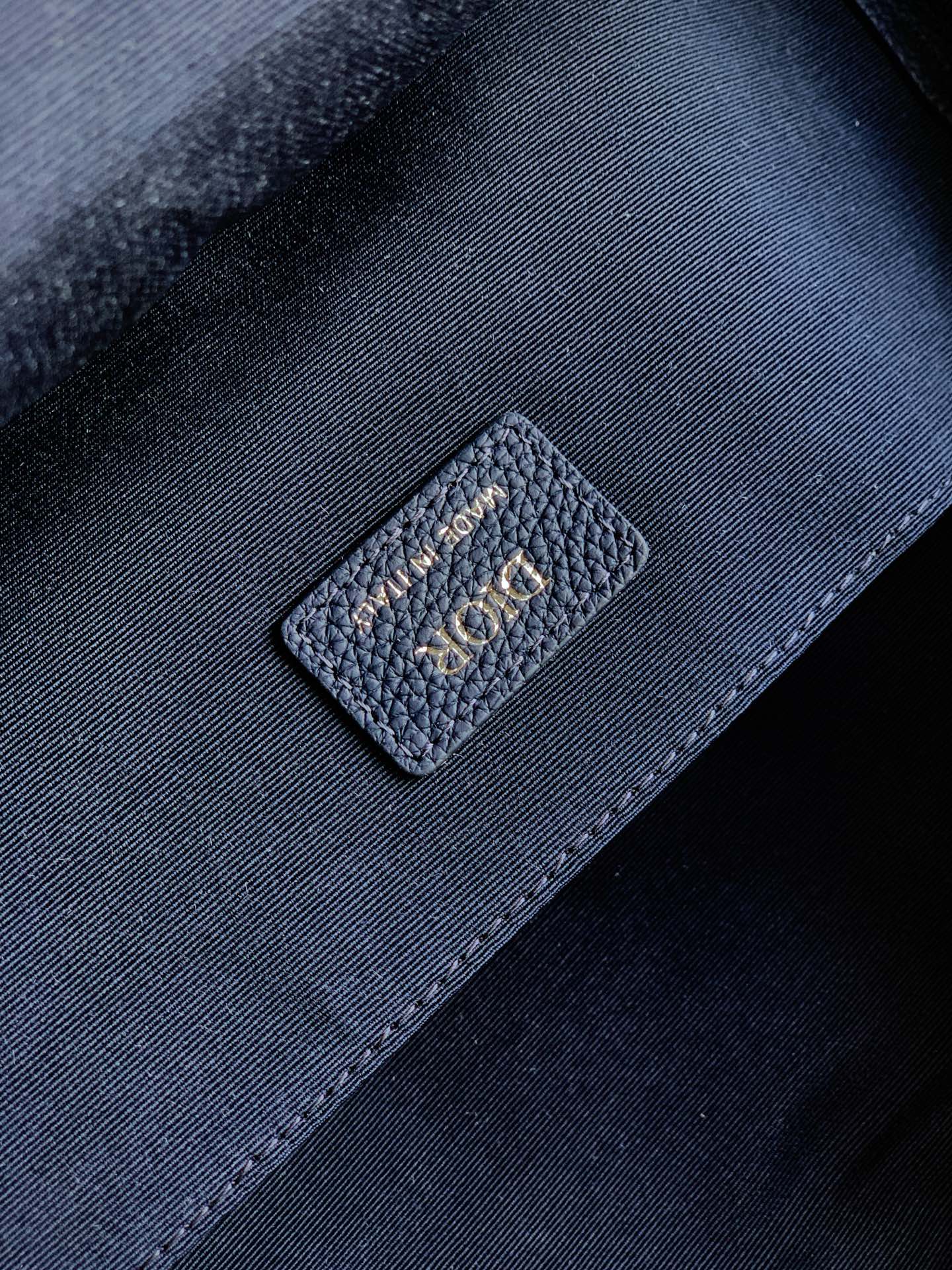 Dior 这款 Rider 双肩背包轮廓简约 的学院款式洋溢着活力 现代 采用提花面料精心制作