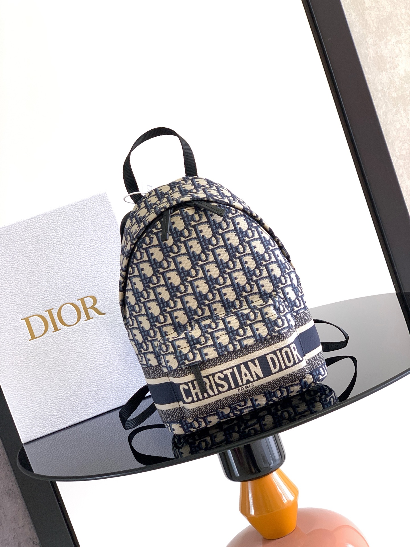 Dior 迷你这款 DiorTravel 双肩背包精巧实用 采用蓝色科技面料等材质精心制作