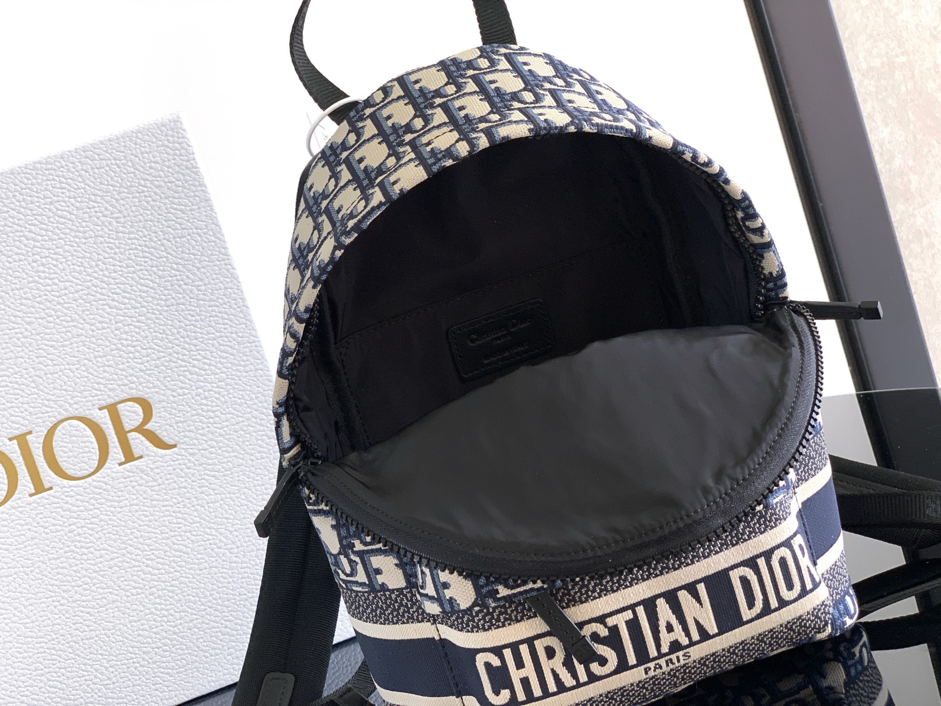 Dior 迷你这款 DiorTravel 双肩背包精巧实用 采用蓝色科技面料等材质精心制作