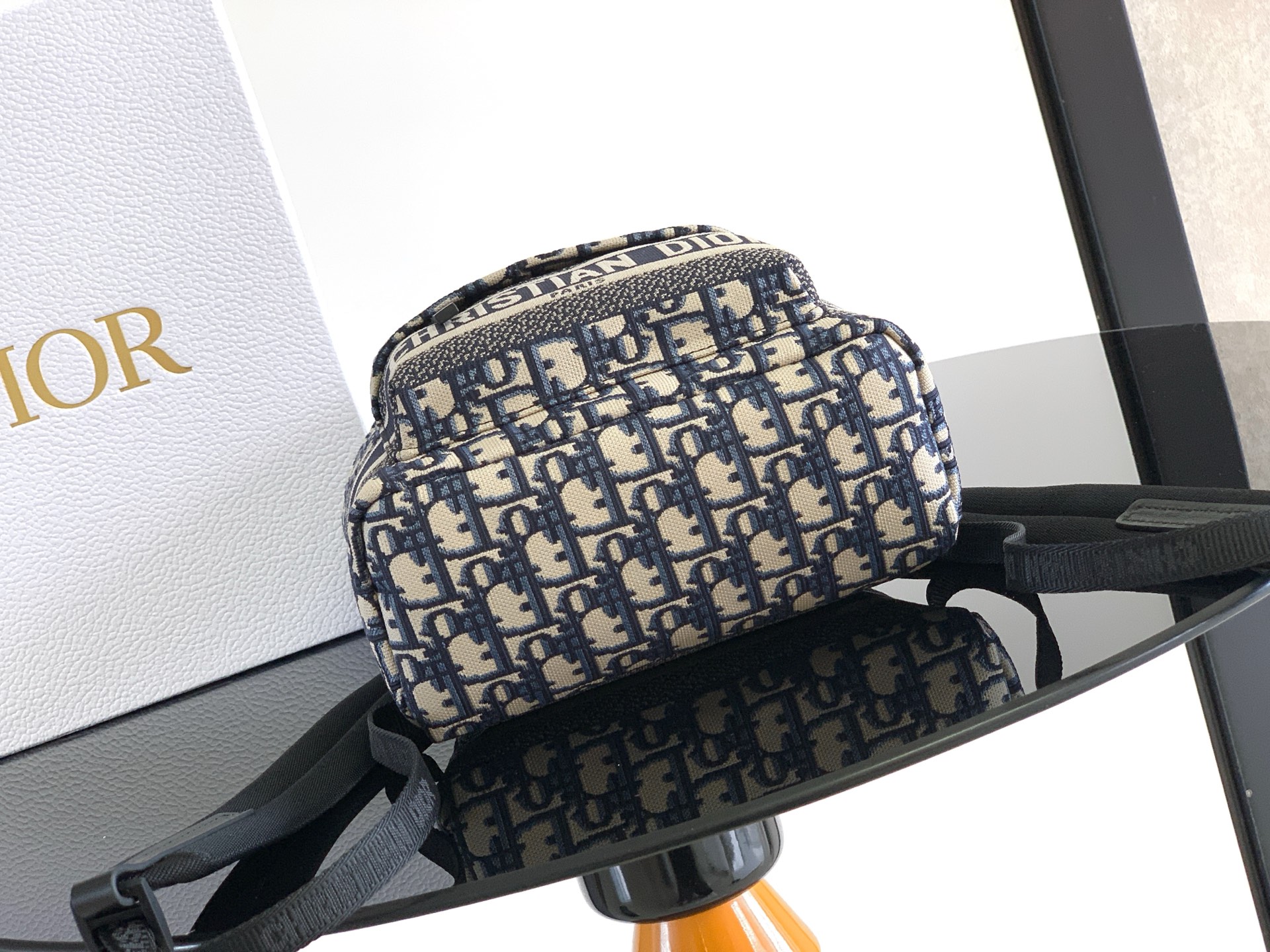 Dior 迷你这款 DiorTravel 双肩背包精巧实用 采用蓝色科技面料等材质精心制作