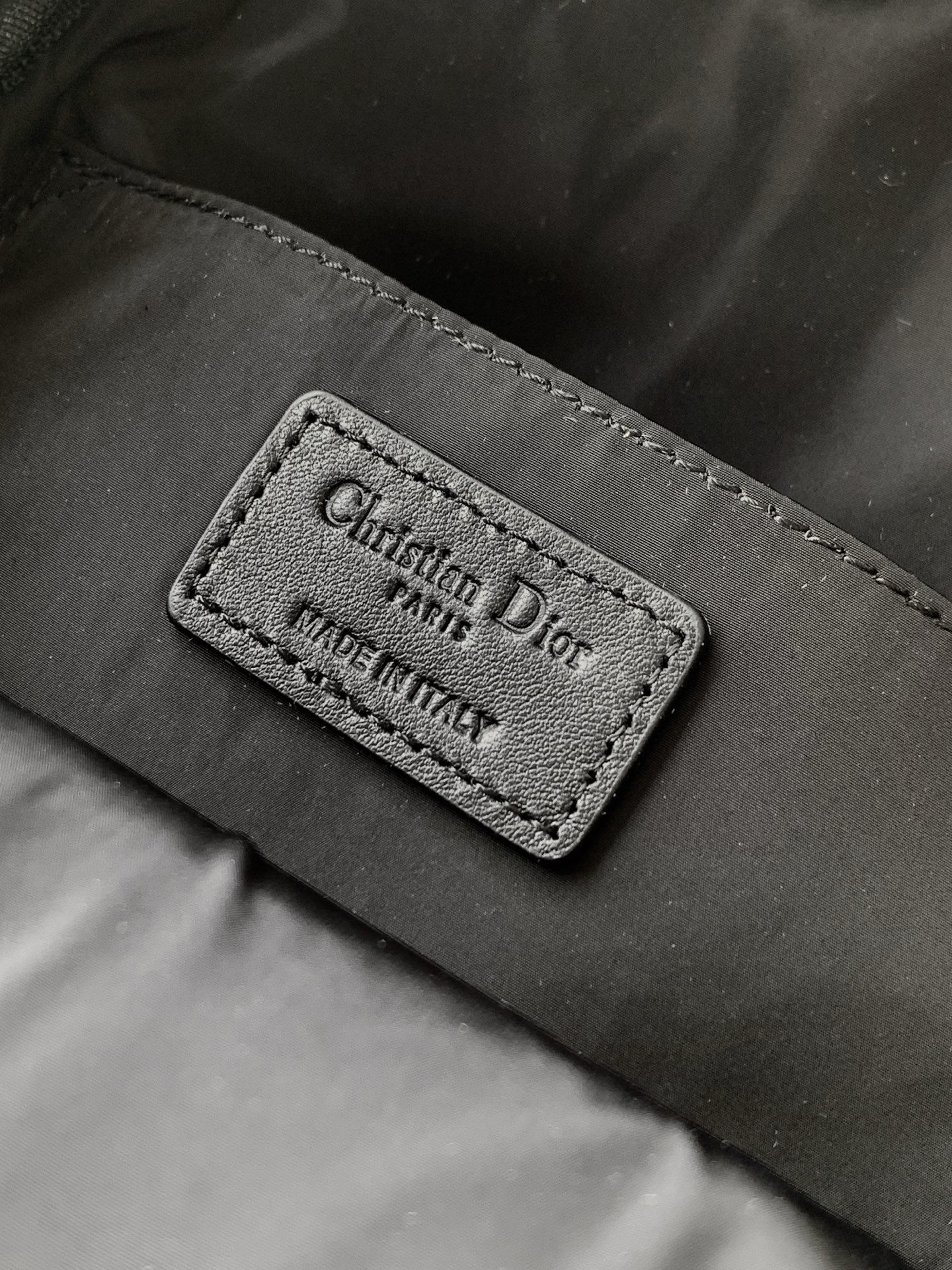 Dior 迷你这款 DiorTravel 双肩背包精巧实用 采用蓝色科技面料等材质精心制作