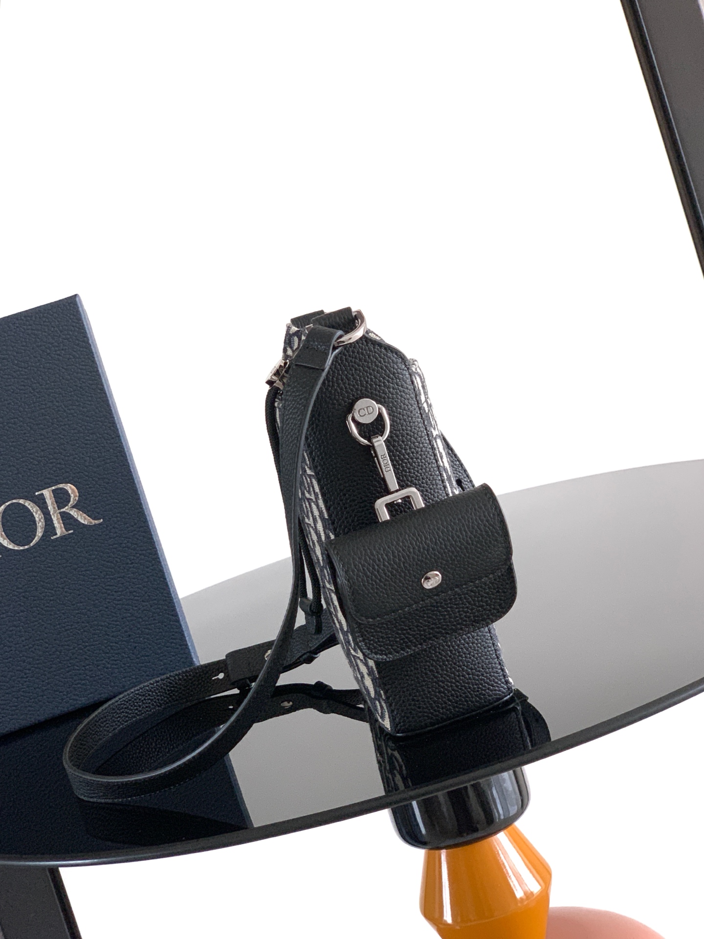 Dior dior 男包 这这款水桶包是二零二五冬季男装系列新品 彰显 风范 挺括设计