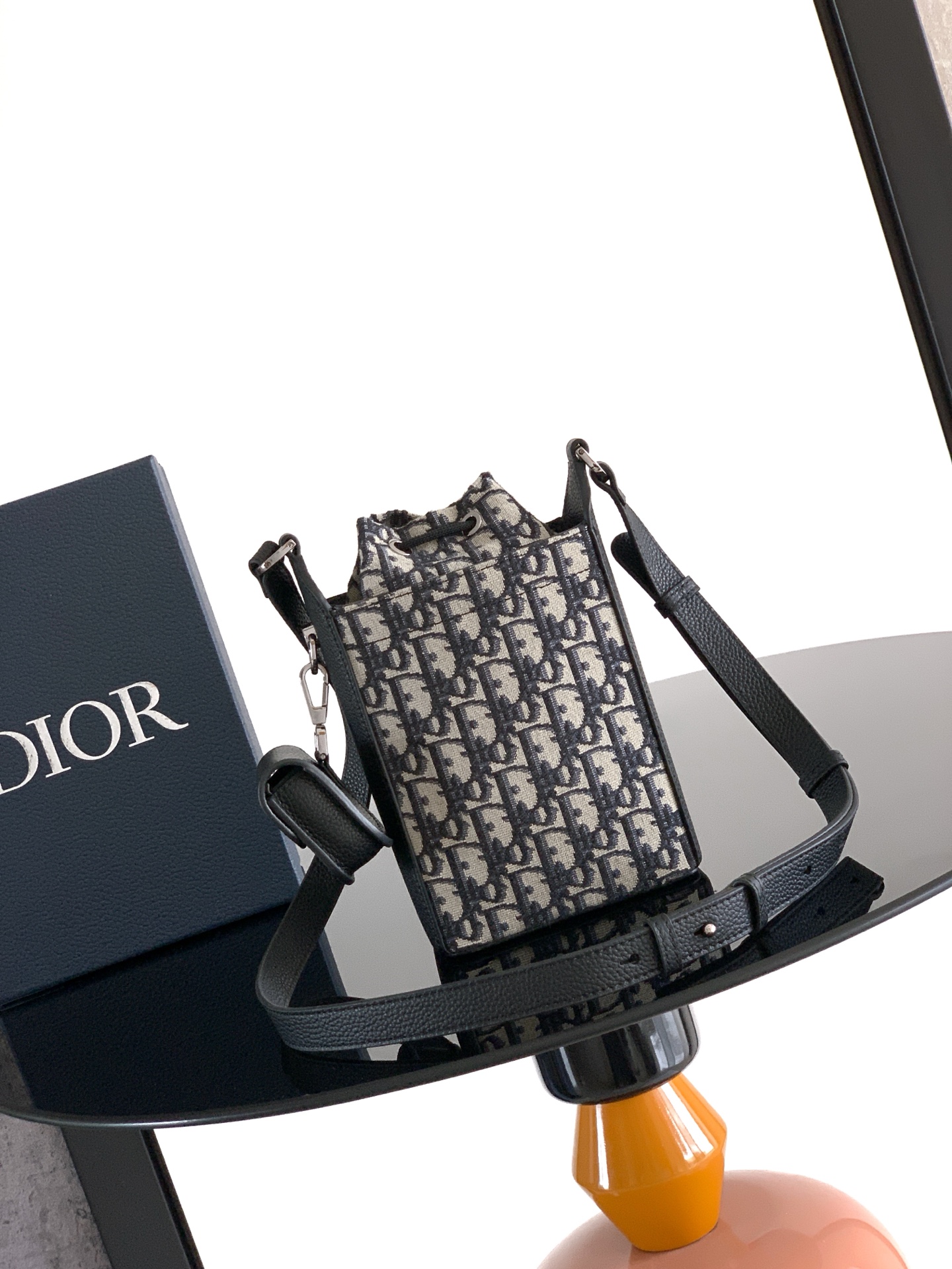 Dior dior 男包 这这款水桶包是二零二五冬季男装系列新品 彰显 风范 挺括设计