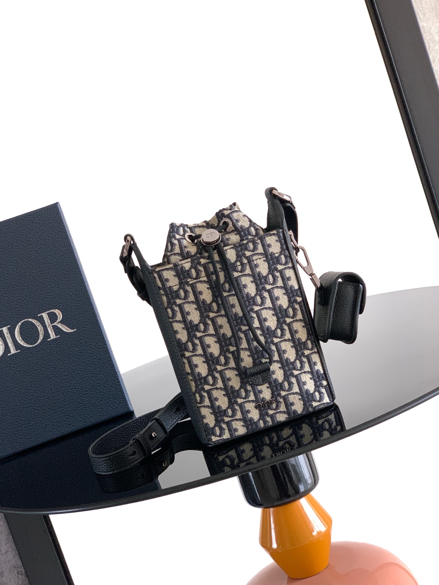 Dior dior 男包 这这款水桶包是二零二五冬季男装系列新品 彰显 风范 挺括设计