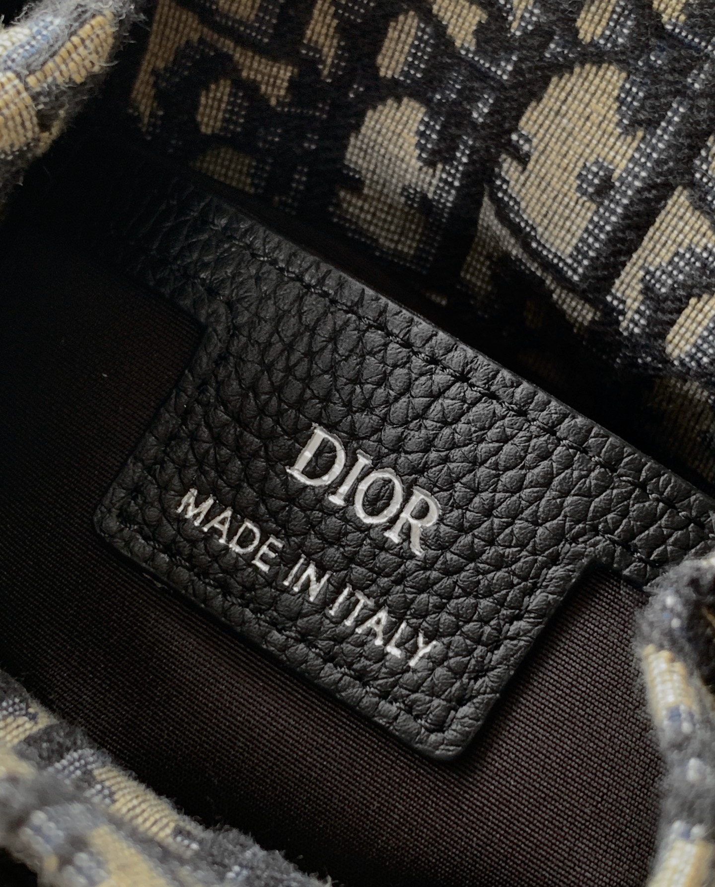 Dior dior 男包 这这款水桶包是二零二五冬季男装系列新品 彰显 风范 挺括设计