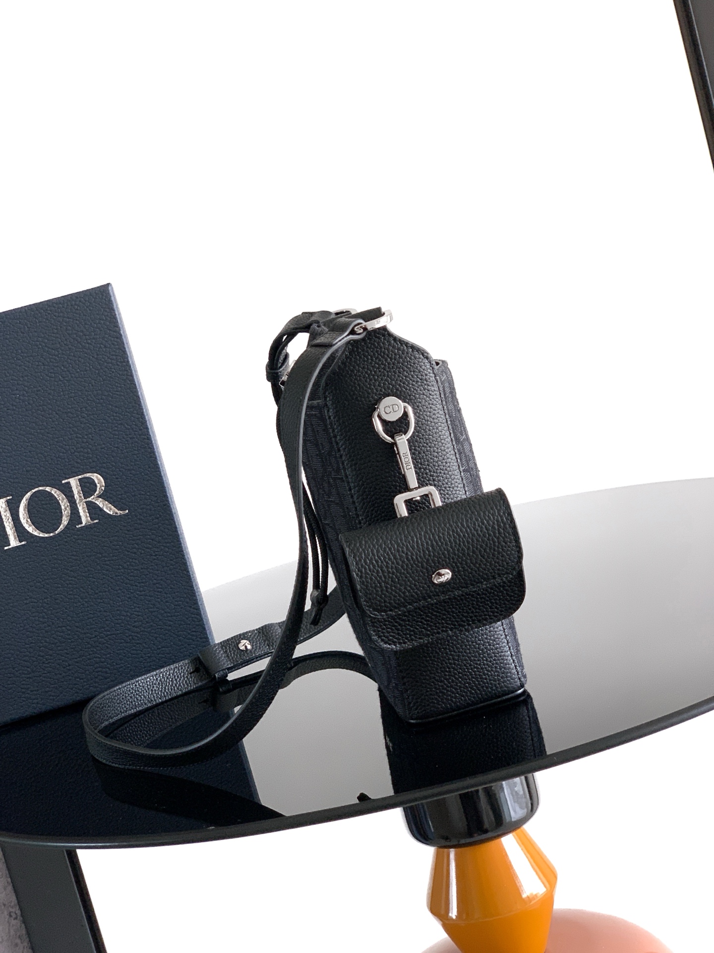 Dior dior 男包 这款水桶包是二零二五冬季男装系列新品 彰显 风范 挺括设计