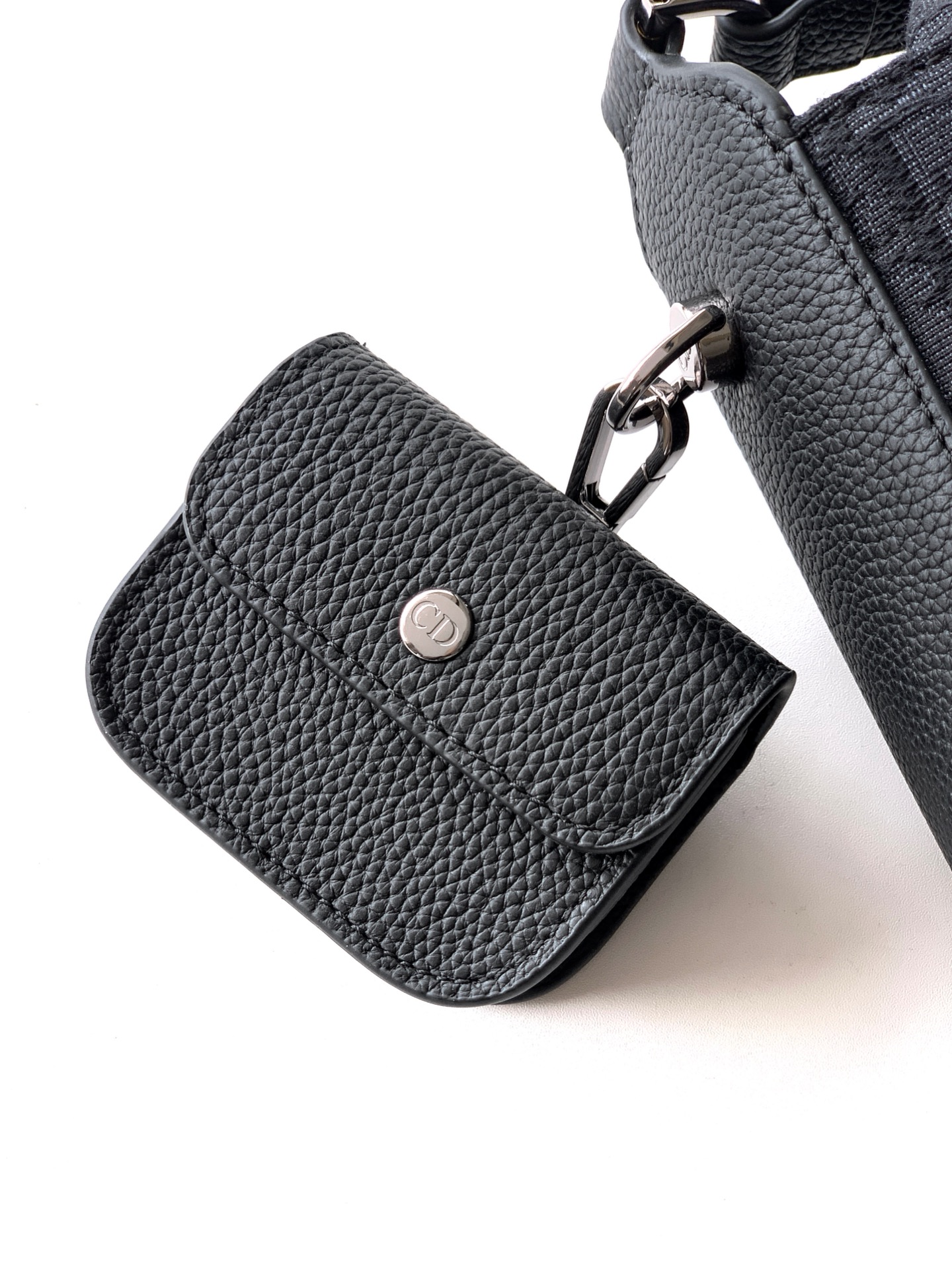 Dior dior 男包 这款水桶包是二零二五冬季男装系列新品 彰显 风范 挺括设计