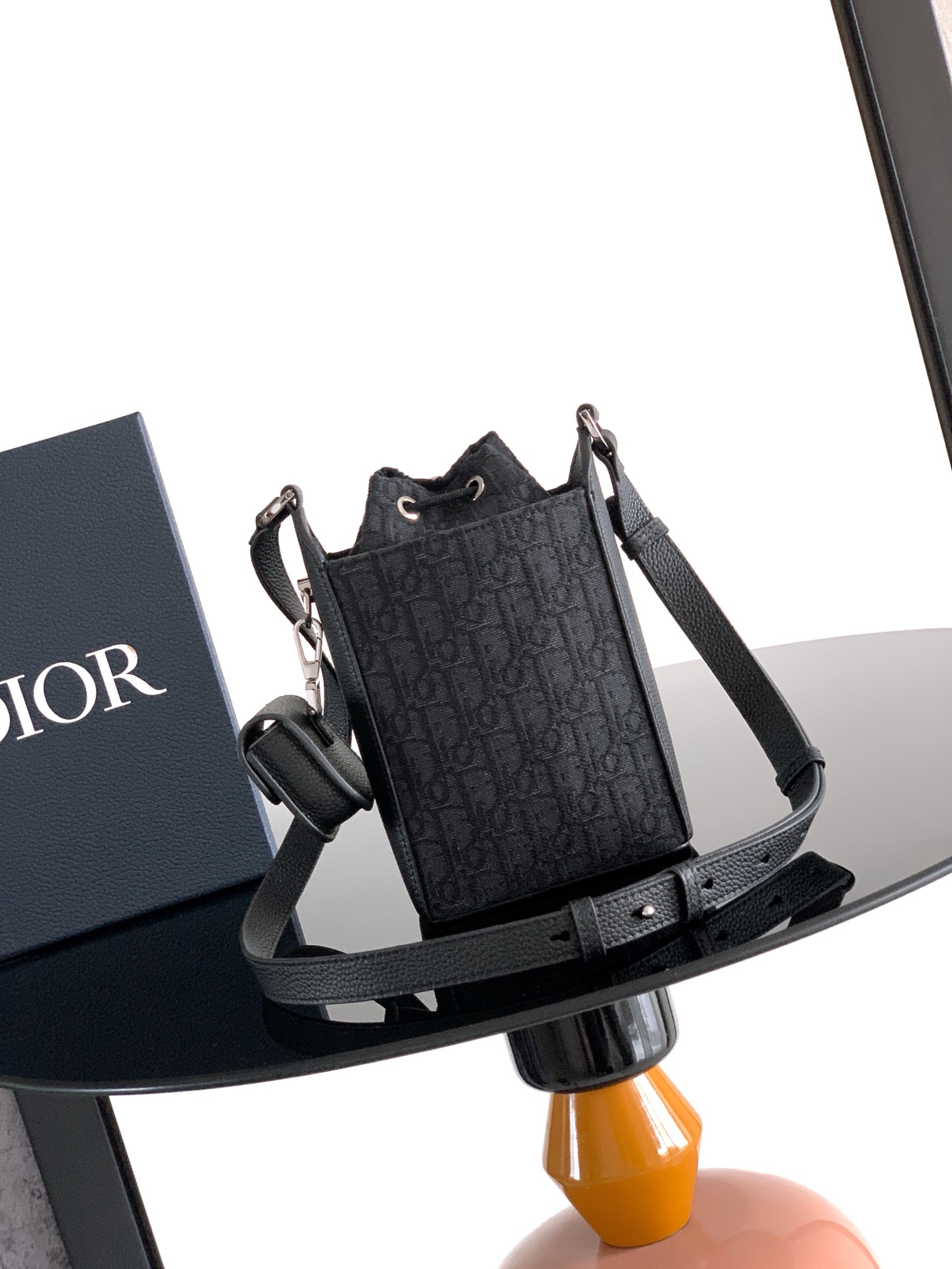 Dior dior 男包 这款水桶包是二零二五冬季男装系列新品 彰显 风范 挺括设计