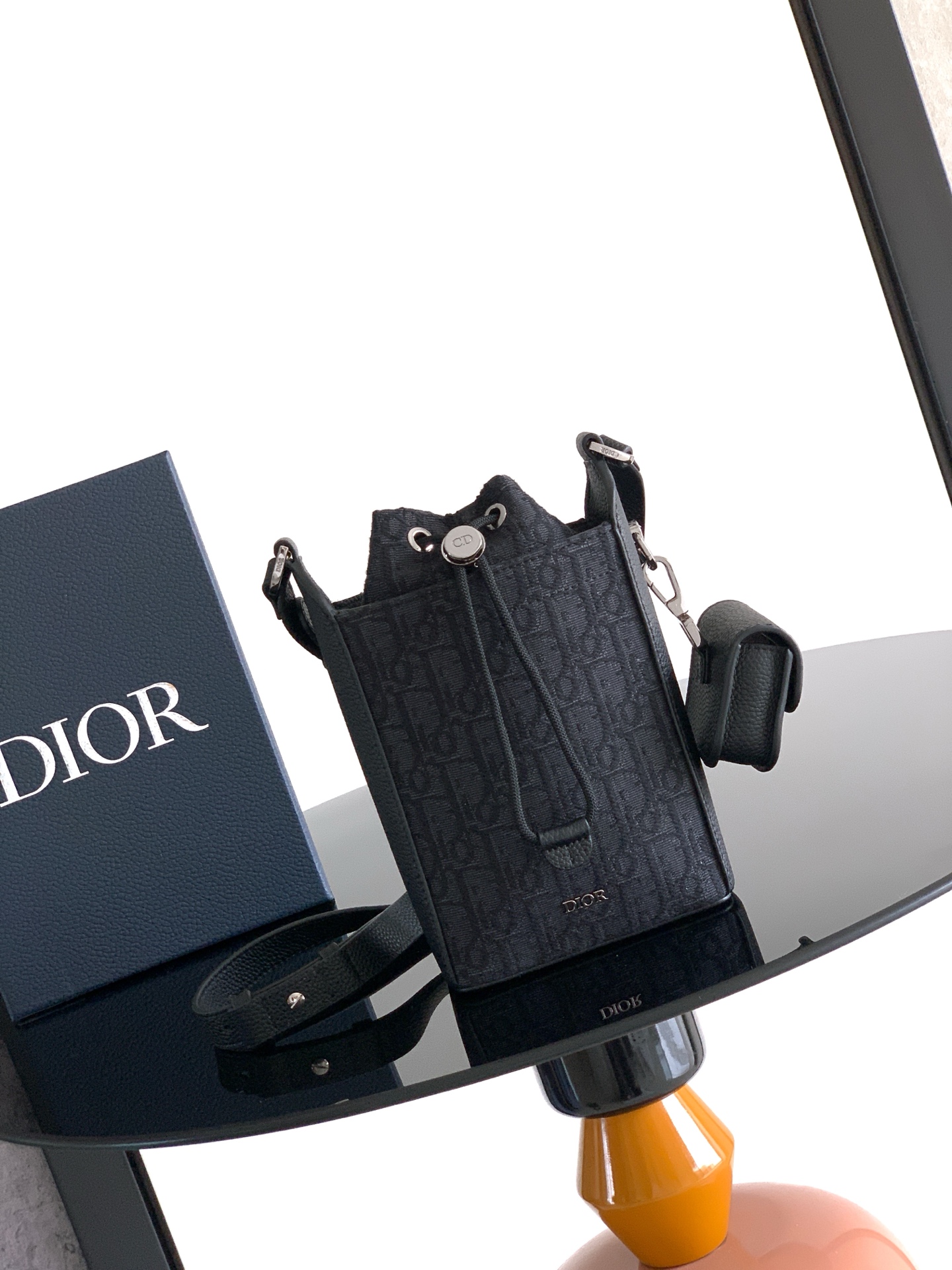 Dior dior 男包 这款水桶包是二零二五冬季男装系列新品 彰显 风范 挺括设计