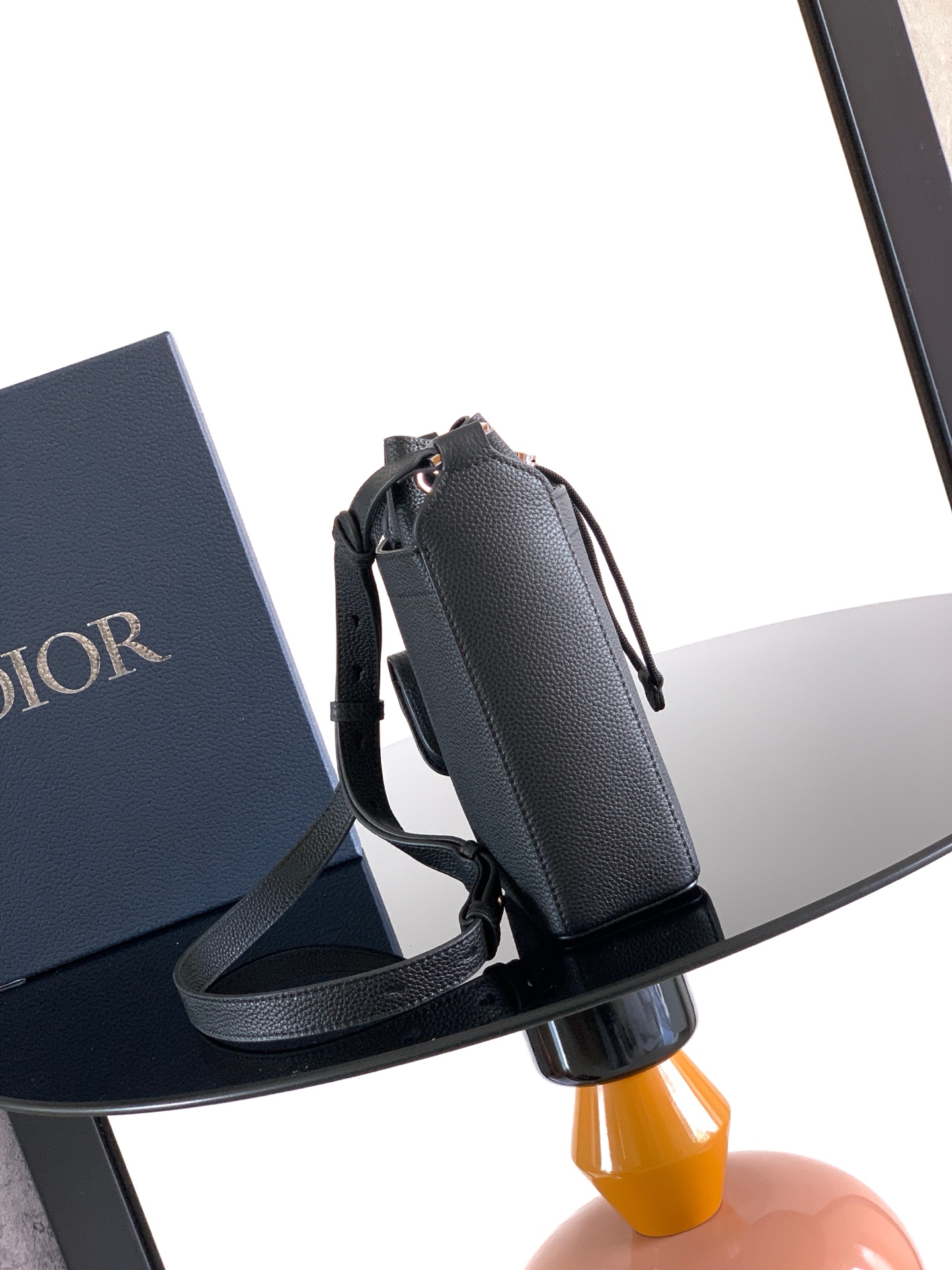 Dior dior 男包 这款水桶包是二零二五冬季男装系列新品 彰显 风范 挺括设计 采用黑色粒面牛皮革等材质精心制作
