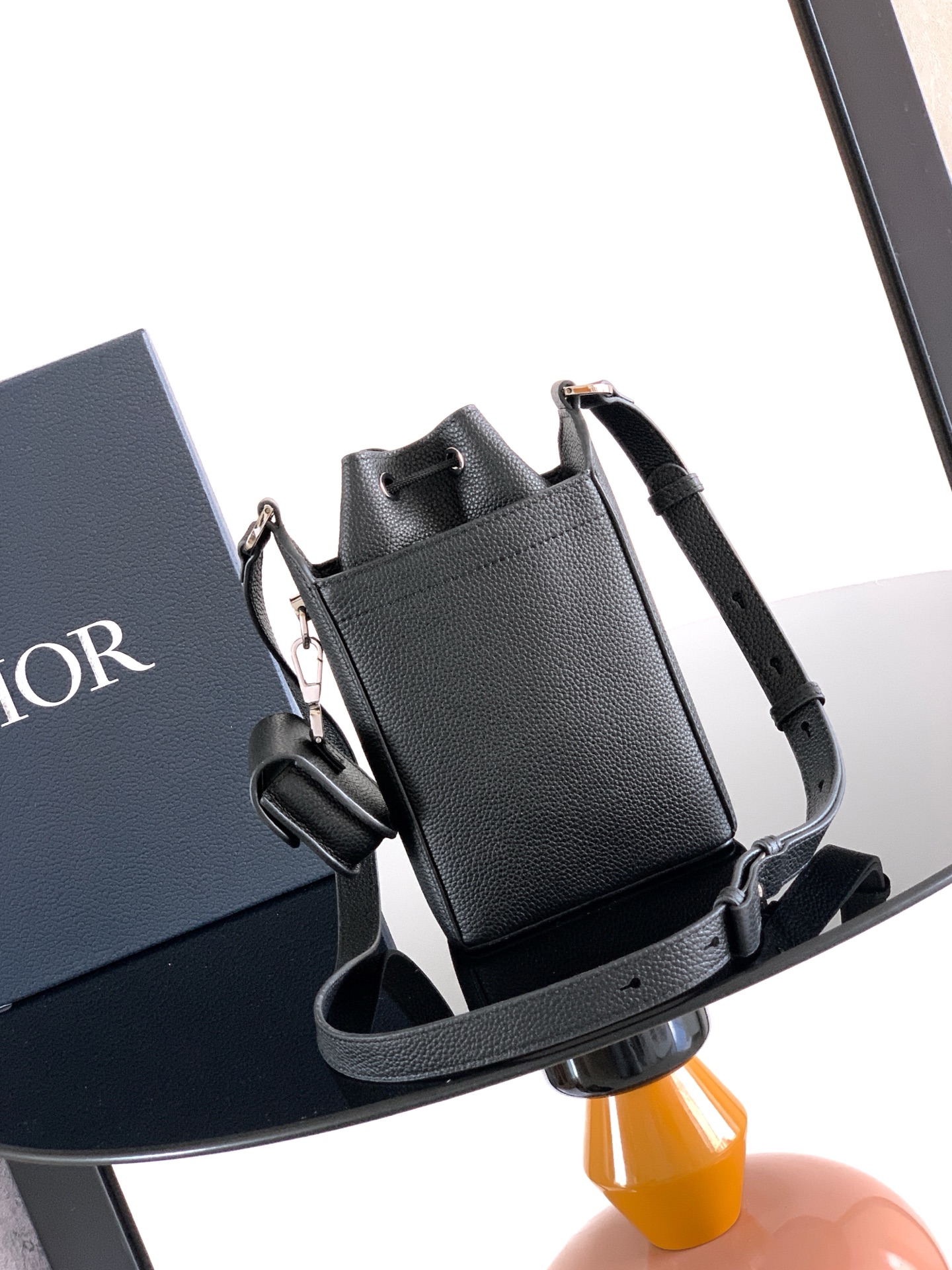 Dior dior 男包 这款水桶包是二零二五冬季男装系列新品 彰显 风范 挺括设计 采用黑色粒面牛皮革等材质精心制作