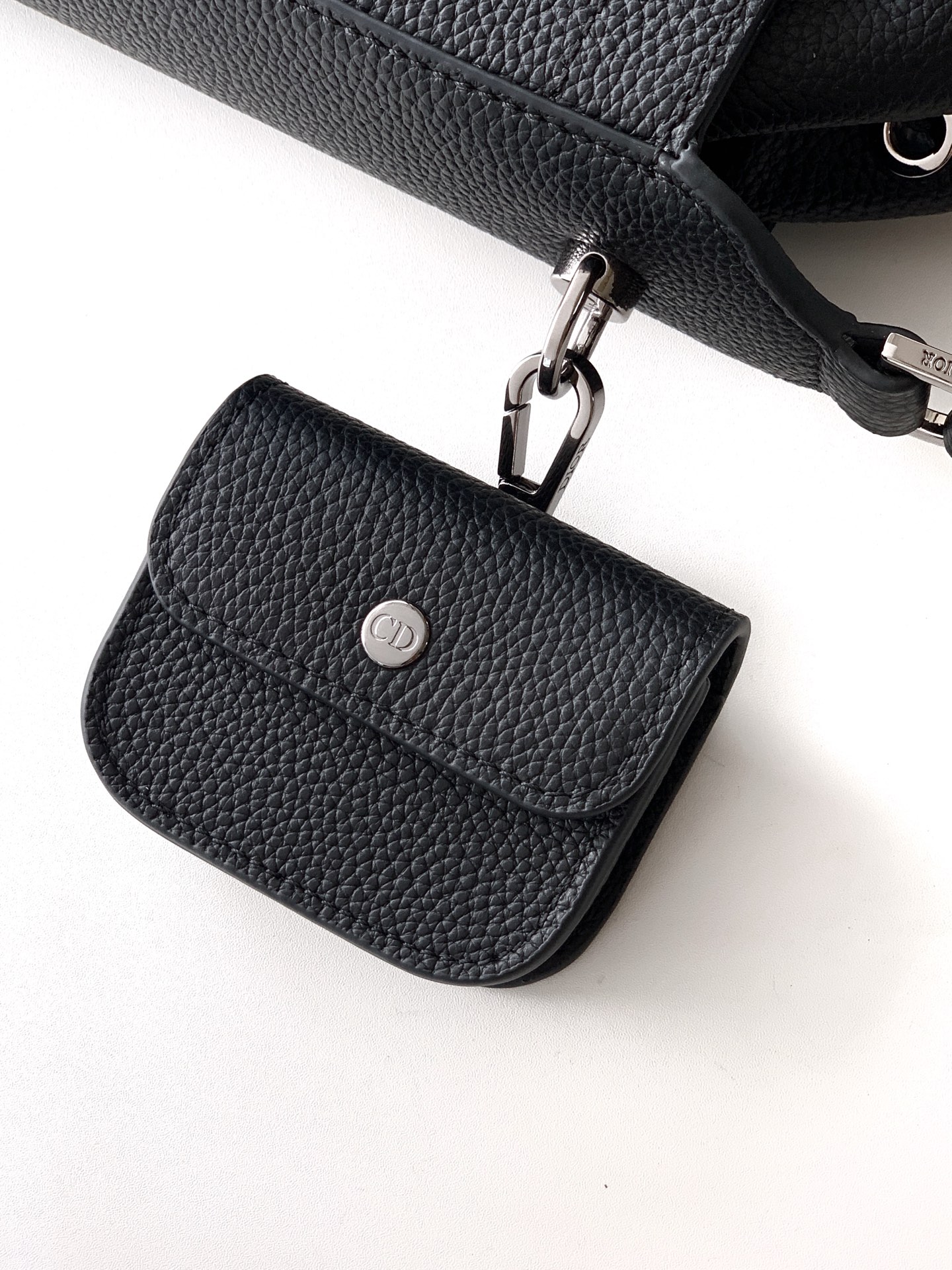 Dior dior 男包 这款水桶包是二零二五冬季男装系列新品 彰显 风范 挺括设计 采用黑色粒面牛皮革等材质精心制作