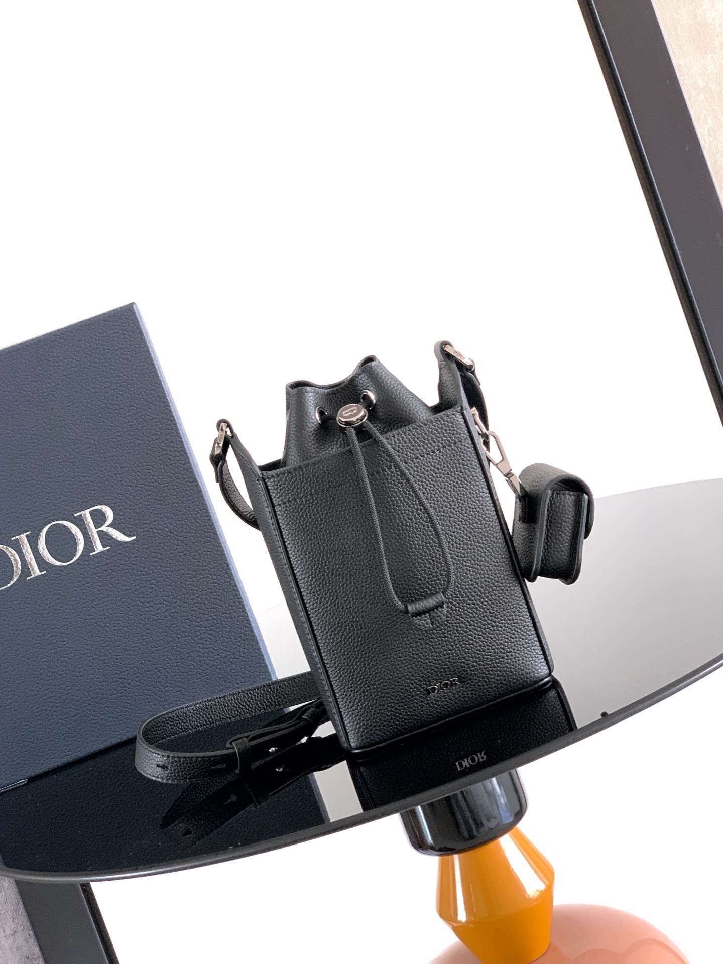 Dior dior 男包 这款水桶包是二零二五冬季男装系列新品 彰显 风范 挺括设计 采用黑色粒面牛皮革等材质精心制作