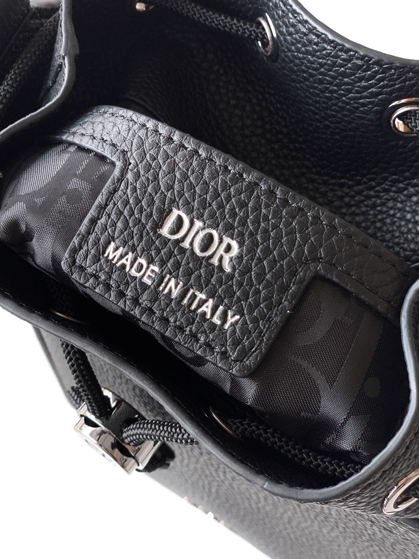 Dior dior 男包 这款水桶包是二零二五冬季男装系列新品 彰显 风范 挺括设计 采用黑色粒面牛皮革等材质精心制作