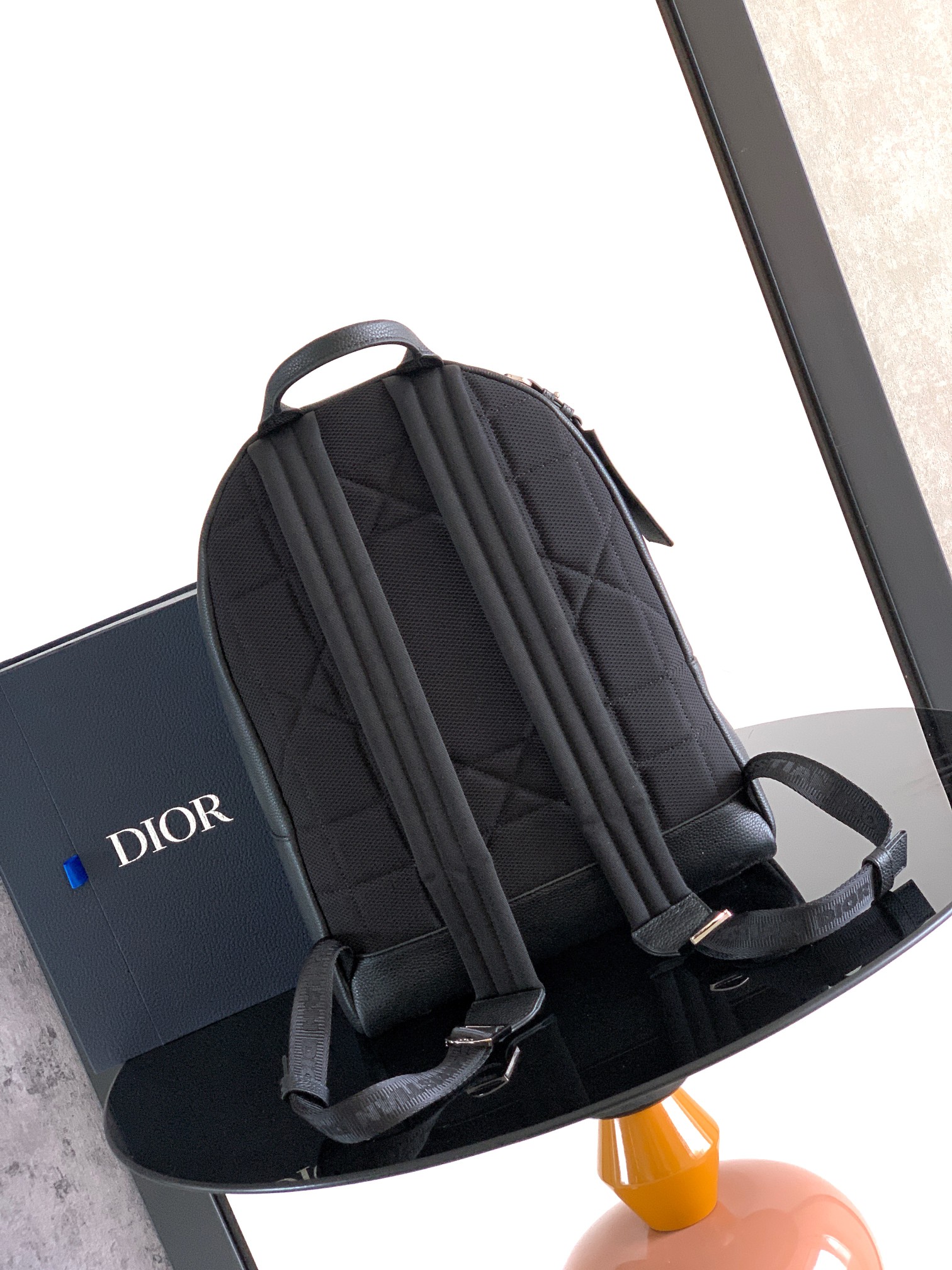 Dior 这款 CD Icon 拉链是二零二五冬季系列新品 简约设计 彰显 Dior 精湛工艺