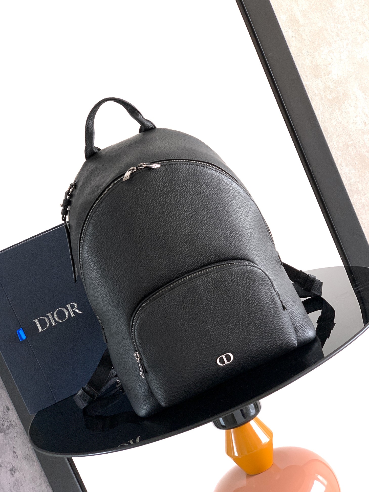 Dior 这款 CD Icon 拉链是二零二五冬季系列新品 简约设计 彰显 Dior 精湛工艺
