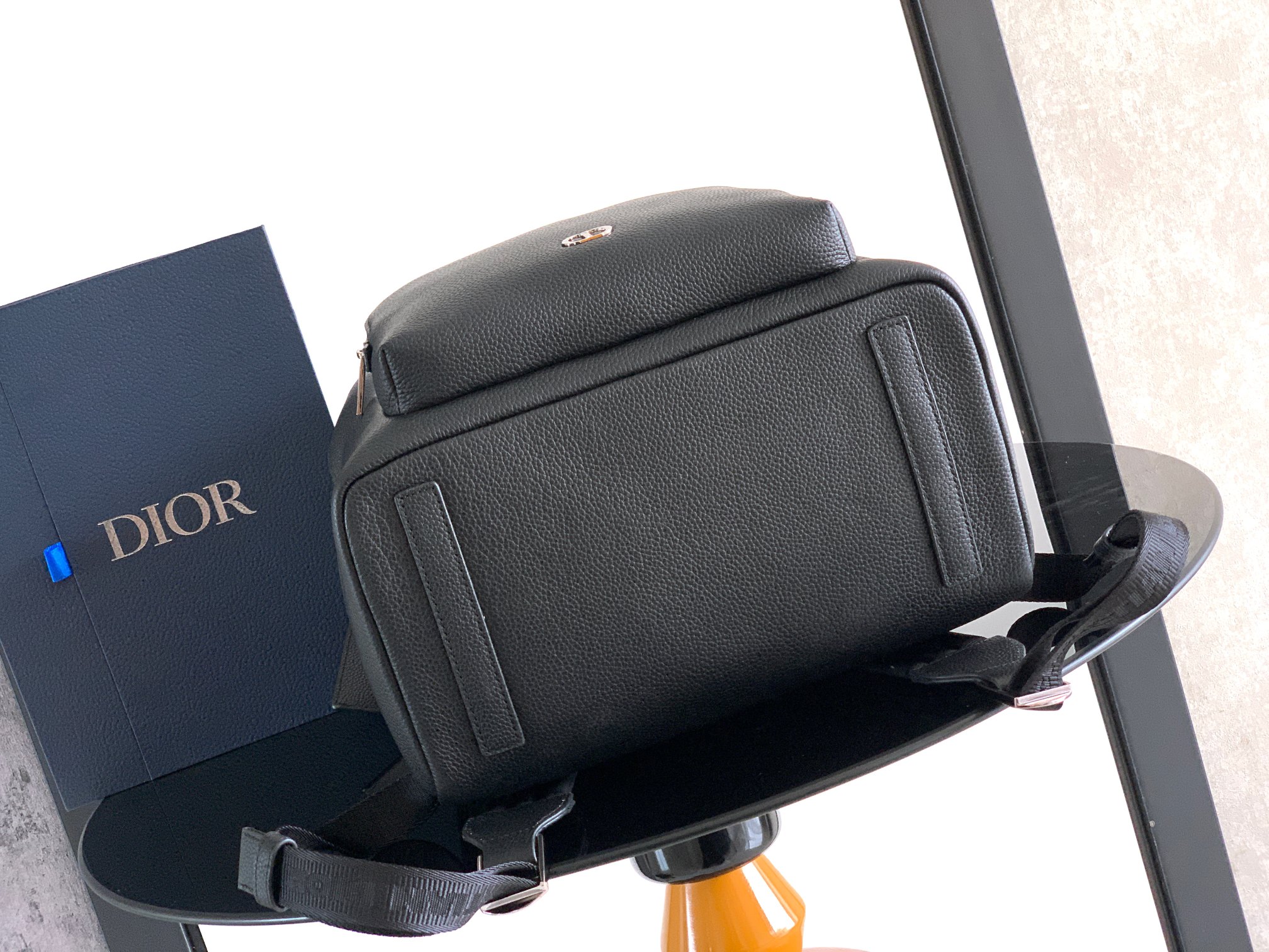 Dior 这款 CD Icon 拉链是二零二五冬季系列新品 简约设计 彰显 Dior 精湛工艺