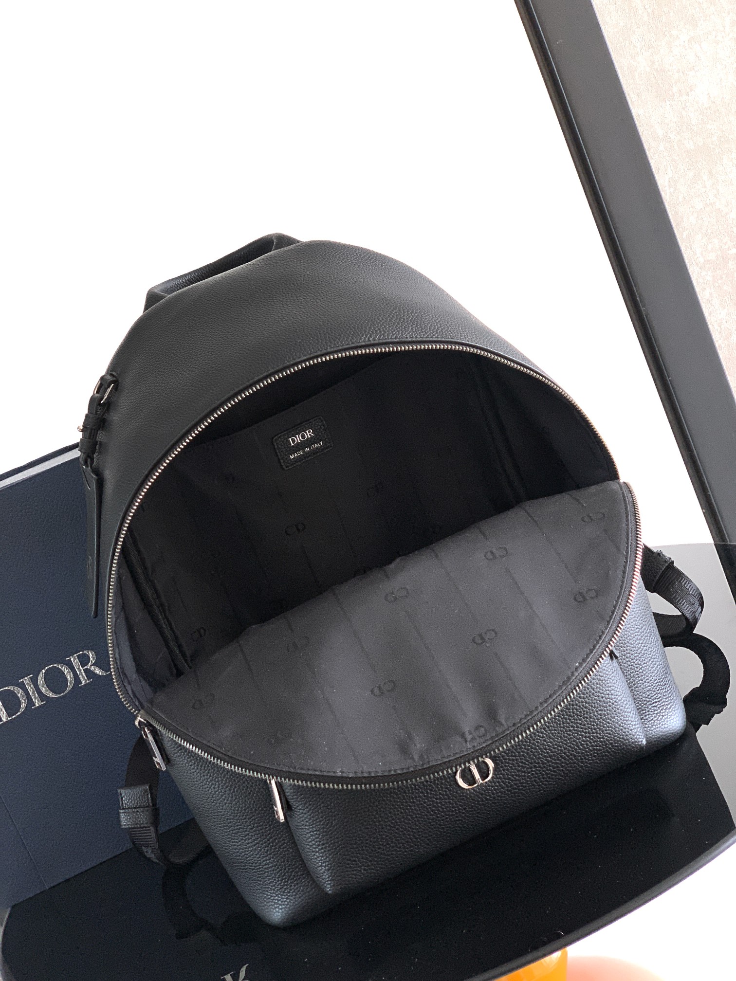 Dior 这款 CD Icon 拉链是二零二五冬季系列新品 简约设计 彰显 Dior 精湛工艺