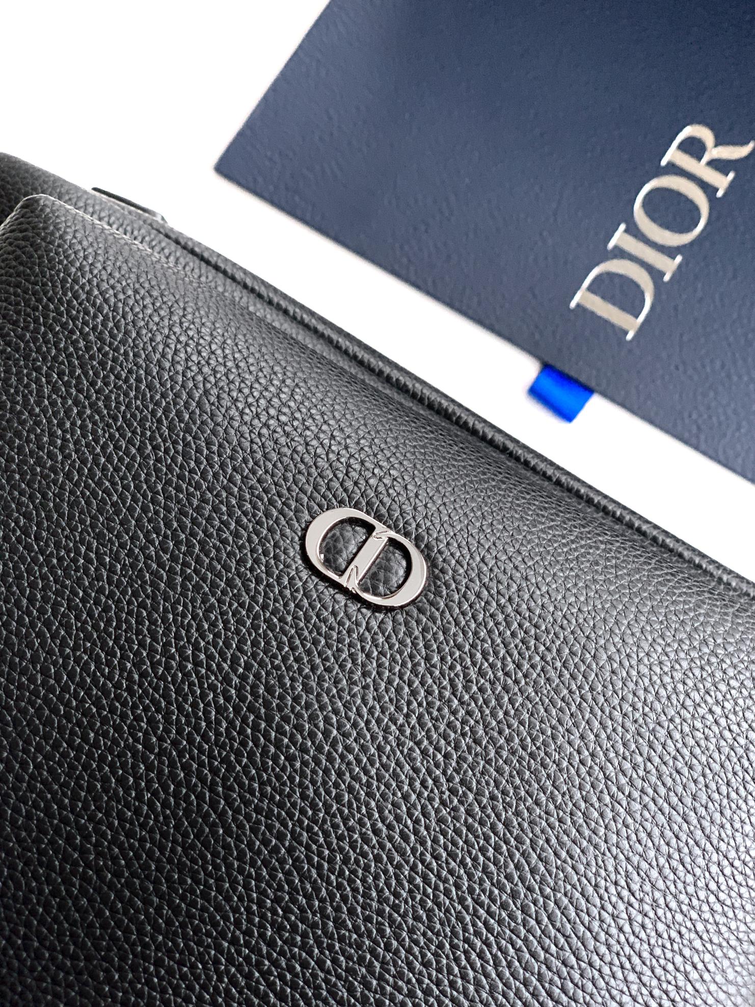Dior 这款 CD Icon 拉链是二零二五冬季系列新品 简约设计 彰显 Dior 精湛工艺