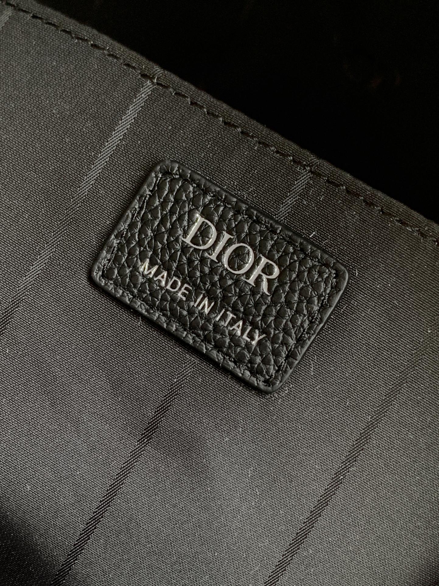 Dior 这款 CD Icon 拉链是二零二五冬季系列新品 简约设计 彰显 Dior 精湛工艺