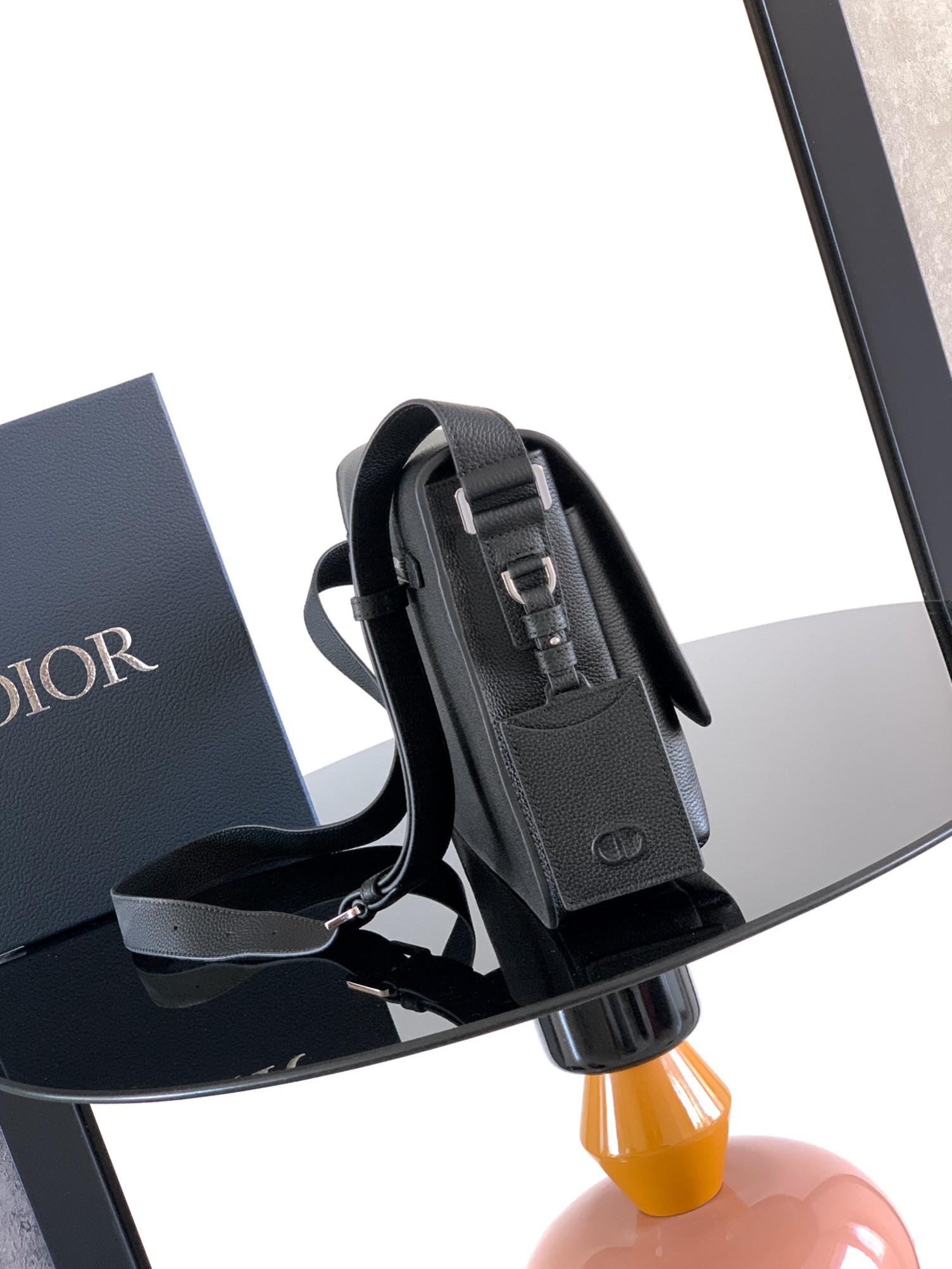 Dior dior 男包 这款 CD Icon 信使包是二零二五冬季男装系列新品 简约设计