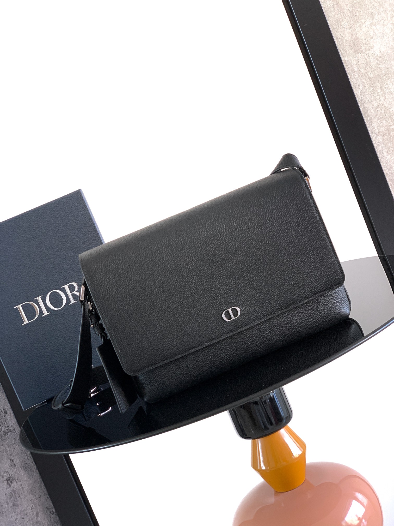 Dior dior 男包 这款 CD Icon 信使包是二零二五冬季男装系列新品 简约设计