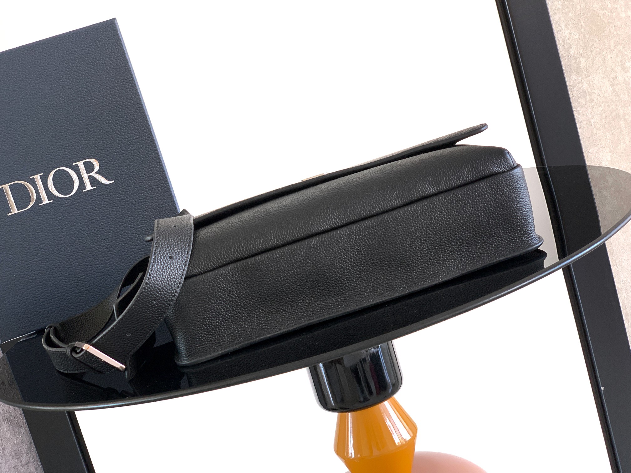 Dior dior 男包 这款 CD Icon 信使包是二零二五冬季男装系列新品 简约设计